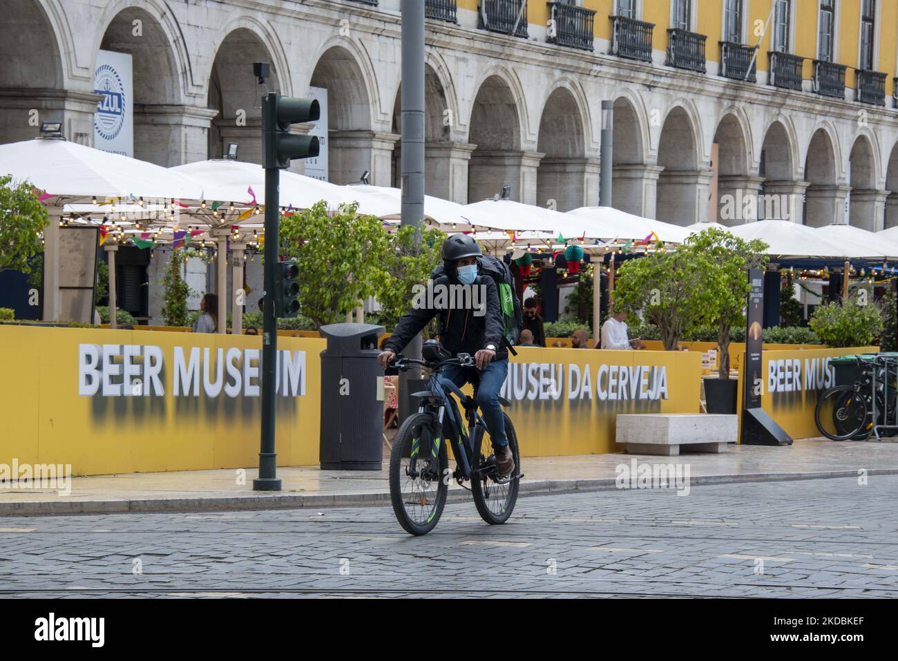 Ein Entbindung Mann trägt eine Schutzmaske wird gesehen, wie er sein Fahrrad auf einer Straße im Baixa Bezirk reitet. Lissabon, Den 03. Juni 2022. Nach Daten der Allgemeinen Gesundheitsbehörde (DSG) verzeichnete Portugal 175.766 Infektionen, 220 Todesfälle im Zusammenhang mit Covid-19 und einen Anstieg der Krankenhausaufenthalte auf Stationen und Intensivstationen. (Foto von Jorge Mantilla/NurPhoto) Stockfoto