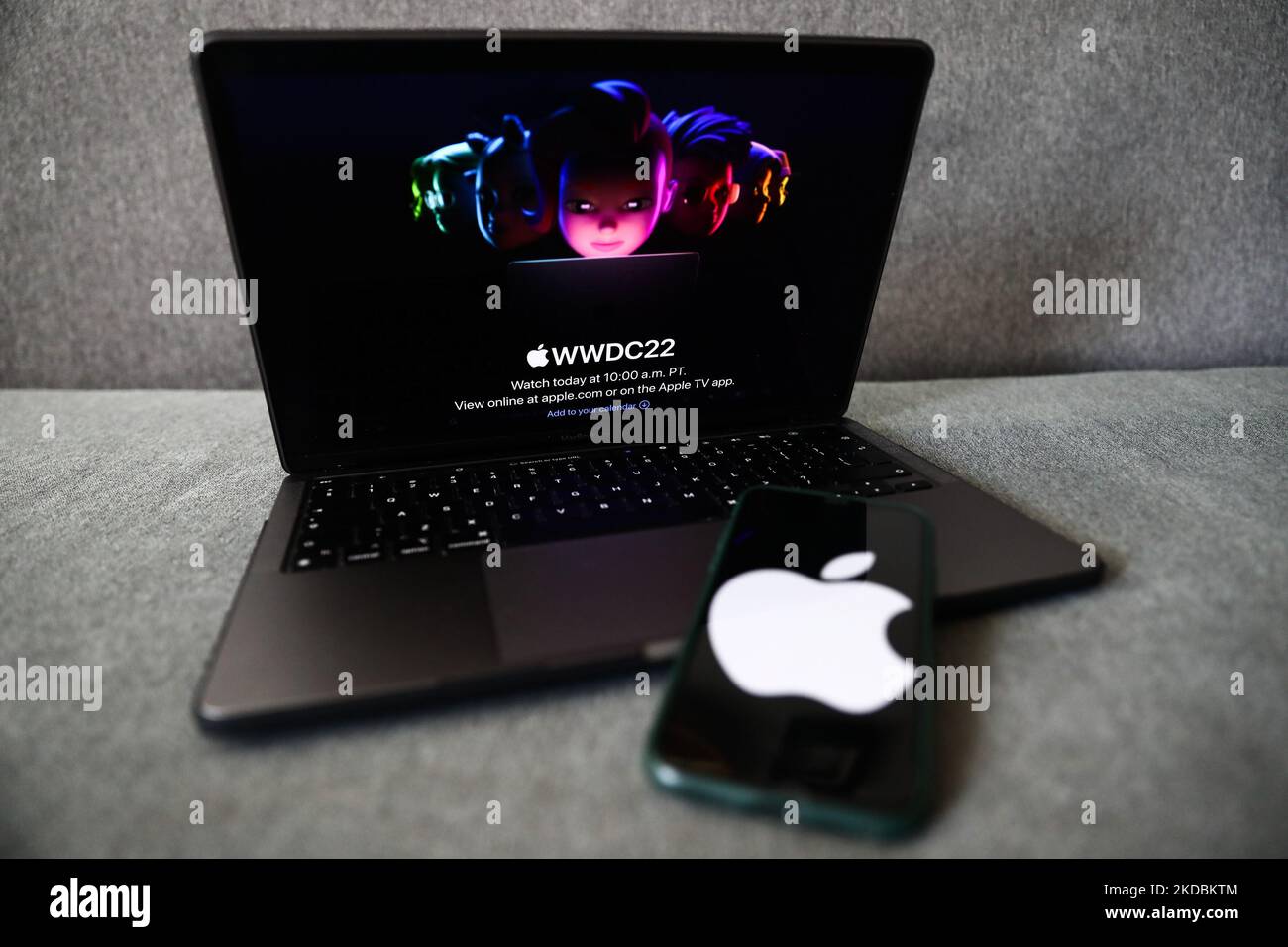 Die Apple-Website, die auf einem Laptop-Bildschirm angezeigt wird, und das Apple-Logo, das auf einem Telefonbildschirm angezeigt wird, sind auf diesem Illustrationsfoto zu sehen, das am 6. Juni 2022 in Krakau, Polen, aufgenommen wurde. Die diesjährige Apple Worldwide Developers Conference beginnt heute. (Foto von Jakub Porzycki/NurPhoto) Stockfoto