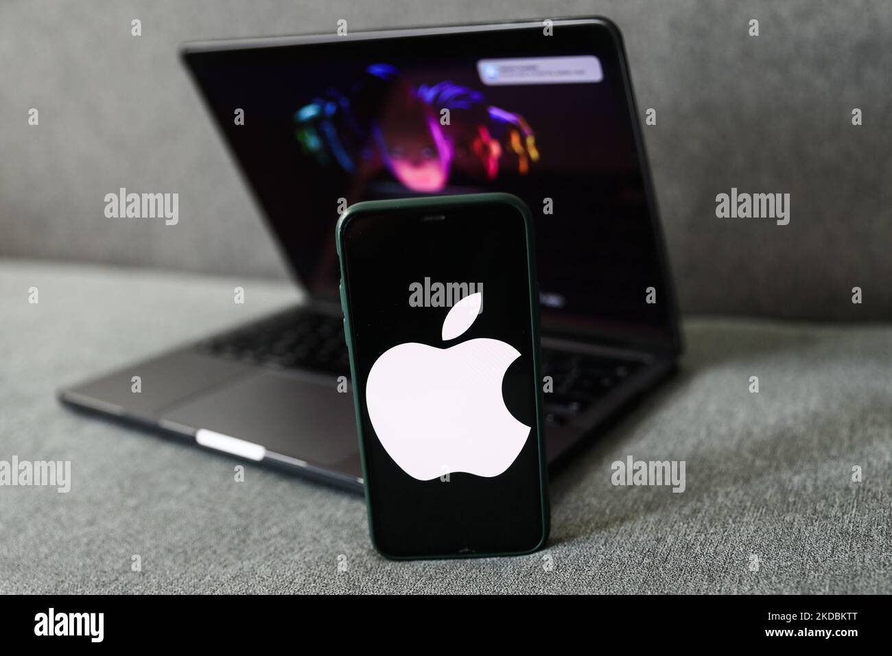 Die Apple-Website, die auf einem Laptop-Bildschirm angezeigt wird, und das Apple-Logo, das auf einem Telefonbildschirm angezeigt wird, sind auf diesem Illustrationsfoto zu sehen, das am 6. Juni 2022 in Krakau, Polen, aufgenommen wurde. Die diesjährige Apple Worldwide Developers Conference beginnt heute. (Foto von Jakub Porzycki/NurPhoto) Stockfoto