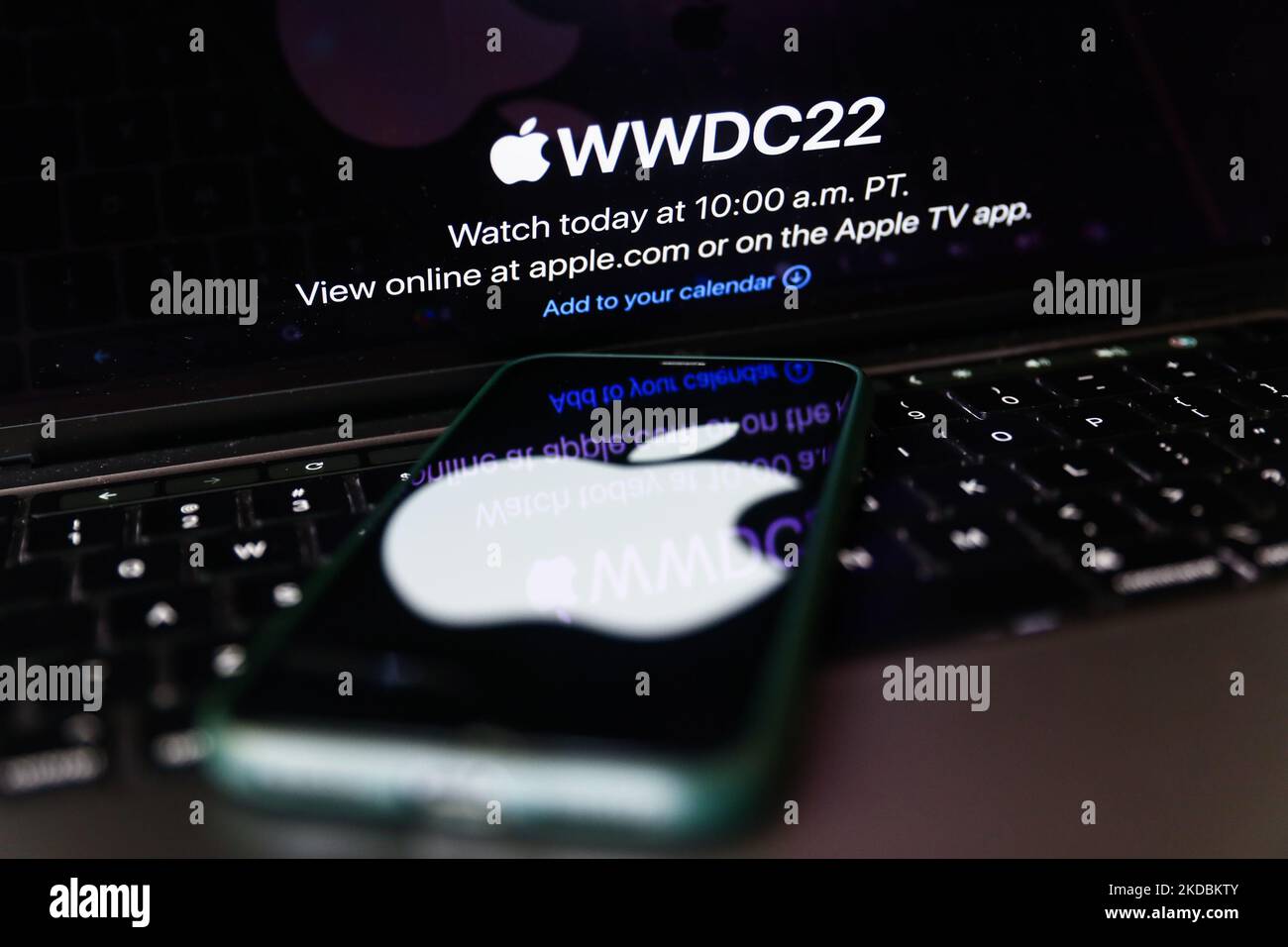 Die Apple-Website, die auf einem Laptop-Bildschirm angezeigt wird, und das Apple-Logo, das auf einem Telefonbildschirm angezeigt wird, sind auf diesem Illustrationsfoto zu sehen, das am 6. Juni 2022 in Krakau, Polen, aufgenommen wurde. Die diesjährige Apple Worldwide Developers Conference beginnt heute. (Foto von Jakub Porzycki/NurPhoto) Stockfoto