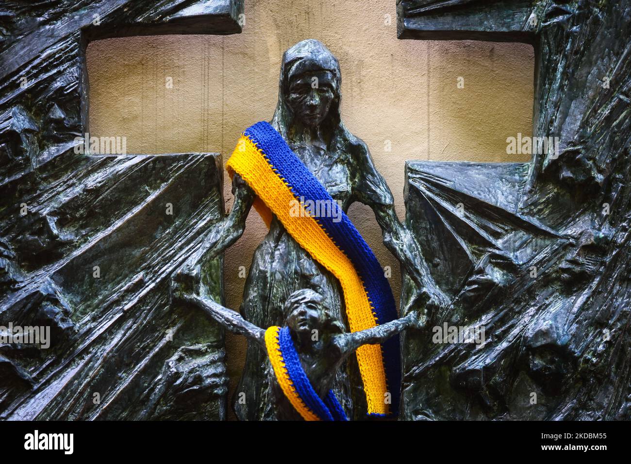 Die Schärpen in den Farben der ukrainischen Flagge sind auf einem Fragment des Denkmals zum Gedenken an die Opfer der Großen Hungersnot (Holodomor) aus dem Jahr 1932-1933 in der Ukraine zu sehen. Krakau, Polen, am 6. Juni 2022. Es wird geschätzt, dass 3,5 bis 7 Millionen Ukrainer bei dem durch Hunger verursachten Tod getötet wurden, einer von der sowjetischen Regierung von Joseph Stalin verursachten Hungersnot. (Foto von Beata Zawrzel/NurPhoto) Stockfoto