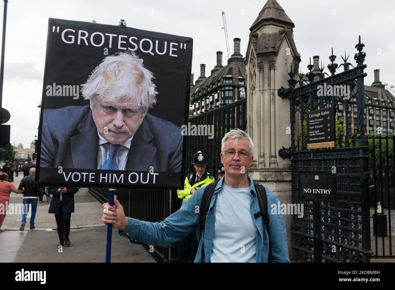 LONDON, VEREINIGTES KÖNIGREICH - 06. JUNI 2022: Ein Demonstranten hält ein Plakat vor dem Parlamentsgebäude, während Abgeordnete der Konservativen Partei am 06. Juni 2022 in London, England, bei einer Vertrauensabstimmung vor Premierminister Boris Johnson ihre Stimme abgegeben haben. Das Vertrauensvotum wurde ausgelöst, nachdem mindestens 54 Abgeordnete ihre Misstrauensbriefe an Sir Graham Brady, den Vorsitzenden des konservativen Ausschusses 1922 für die Hinterbank, eingereicht hatten, nachdem Sue Grays Bericht in Covid-Sperrparteien in der Downing Street veröffentlicht worden war. (Foto von Wiktor Szymanowicz/NurPhoto) Stockfoto