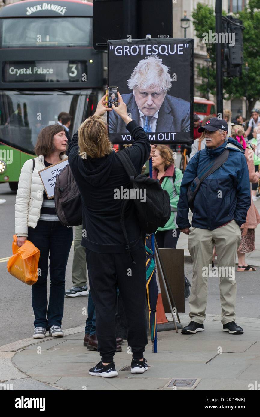 LONDON, VEREINIGTES KÖNIGREICH - 06. JUNI 2022: Ein Demonstranten hält ein Plakat vor dem Parlamentsgebäude, während Abgeordnete der Konservativen Partei am 06. Juni 2022 in London, England, bei einer Vertrauensabstimmung vor Premierminister Boris Johnson ihre Stimme abgegeben haben. Das Vertrauensvotum wurde ausgelöst, nachdem mindestens 54 Abgeordnete ihre Misstrauensbriefe an Sir Graham Brady, den Vorsitzenden des konservativen Ausschusses 1922 für die Hinterbank, eingereicht hatten, nachdem Sue Grays Bericht in Covid-Sperrparteien in der Downing Street veröffentlicht worden war. (Foto von Wiktor Szymanowicz/NurPhoto) Stockfoto