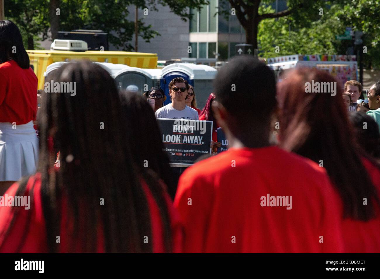 Jugendliche und andere aus der High School nehmen am 6. Juni 2022 an einer Kundgebung der Students Demand Action in der Nähe des US-Kapitols Teil, bei der sie nach den Schießereien von Buffalo und Uvalde Maßnahmen des Kongresses zur Sicherheit von Waffen fordern. (Foto von Bryan Olin Dozier/NurPhoto) Stockfoto