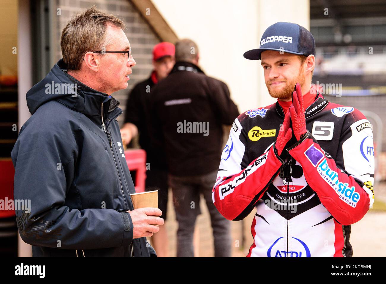 Eurosport-Kommentator Kelvin Tatum (links) chattet mit dem Kapitän der Belle Vue ATPI Aces Brady Kurtz während des SGB Premiership-Spiels zwischen Belle Vue Aces und Ipswich Witches am Montag, dem 6.. Juni 2022, im National Speedway Stadium in Manchester. (Foto von Ian Charles/MI News/NurPhoto) Stockfoto