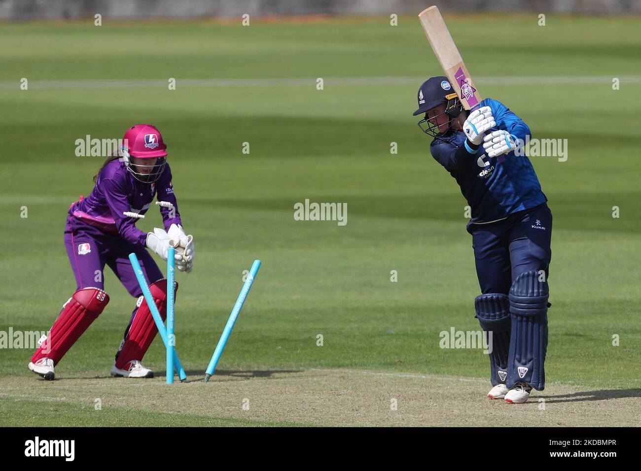 CHESTER LE STREET, GROSSBRITANNIEN. JUN 1. Hollie Armitage of Diamonds wird am Mittwoch, den 1.. Juni 2022, von der Lightning-Tochter Sophie Munro während des Vitality T20 Blast-Spiels zwischen dem Durham County Cricket Club und Worcestershire im Seat Unique Riverside, Chester le Street, geleitet. (Foto von Mark Fletcher/MI News/NurPhoto) Stockfoto