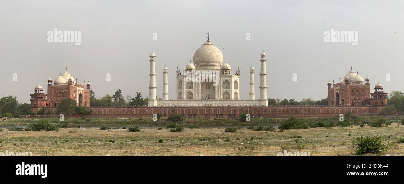 Taj Mahal von Mehtab Bagh in Agra, Uttar Pradesh, Indien, am 04. Mai 2022. Mehtab Bagh (Moonlight Garden) ist ein Charbagh-Komplex nördlich des Taj Mahal Komplexes und ist perfekt mit dem Taj Mahal am gegenüberliegenden Ufer des Yamuna River ausgerichtet. (Foto von Creative Touch Imaging Ltd./NurPhoto) Stockfoto