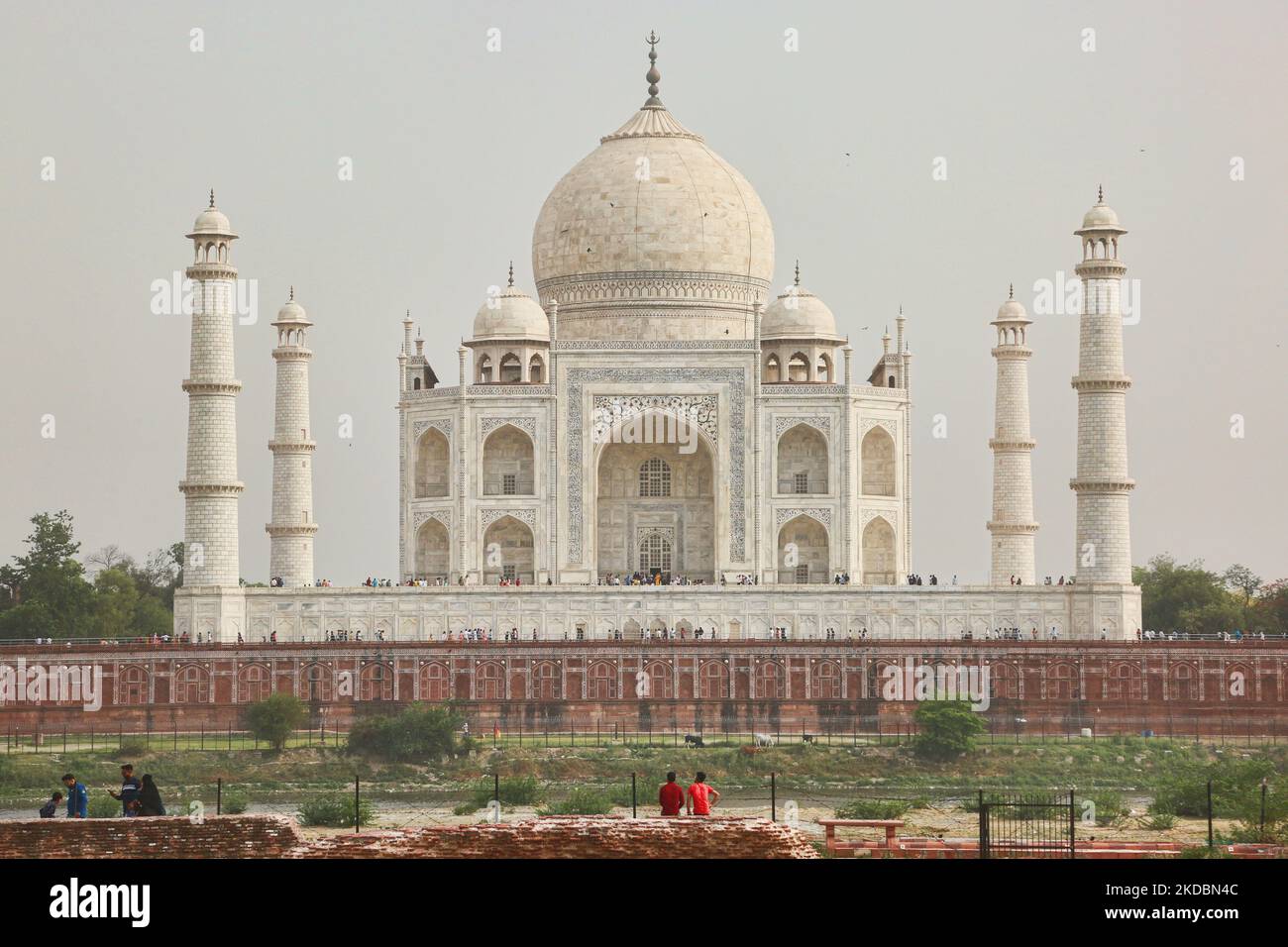 Taj Mahal von Mehtab Bagh in Agra, Uttar Pradesh, Indien, am 04. Mai 2022. Mehtab Bagh (Moonlight Garden) ist ein Charbagh-Komplex nördlich des Taj Mahal Komplexes und ist perfekt mit dem Taj Mahal am gegenüberliegenden Ufer des Yamuna River ausgerichtet. (Foto von Creative Touch Imaging Ltd./NurPhoto) Stockfoto