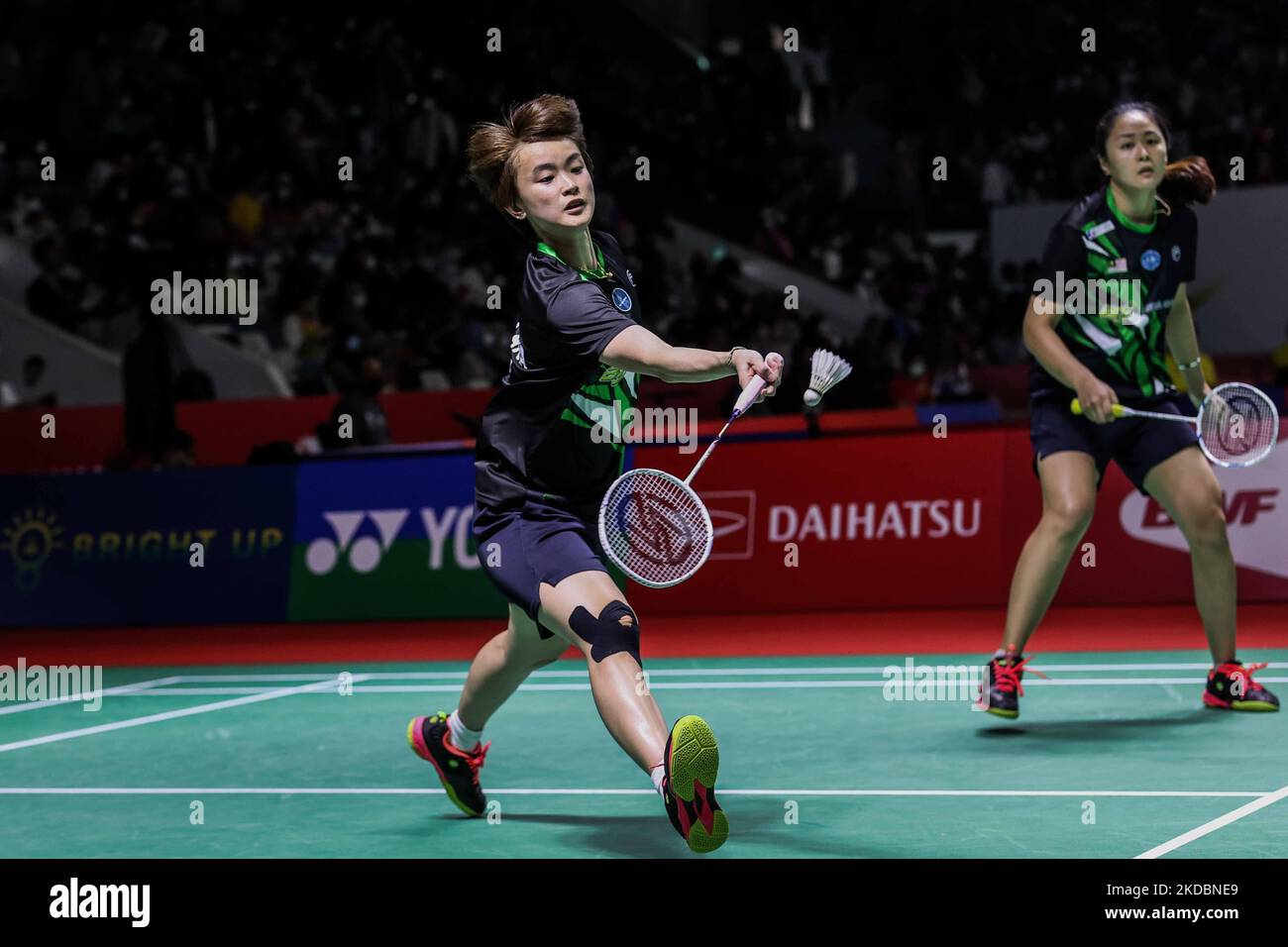 Vivian Hoo und Lim Chiew Sien aus Malaysia treten am ersten Tag des Daihatsu Indonesia Masters in Istora Senayan am 7. Juni 2022 in Jakarta, Indonesien, im Qualifikationsspiel der Frauen im Doppelfinale gegen Julie Finne Ipsen und Mai Surrow aus Dänemark an. (Foto von Garry Lotulung/NurPhoto) Stockfoto