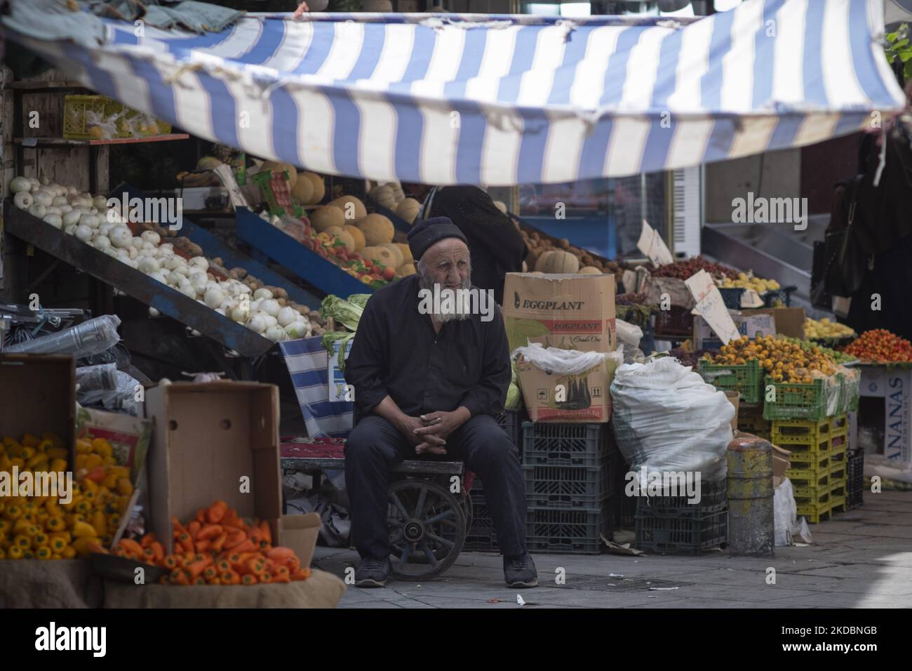 Am 7. Juni 2022 sitzt ein älterer iranischer Mann auf einem Wagen vor einem Gemüse- und Obstladen am Shapour Bazaar (Markt) im Süden Teherans. (Foto von Morteza Nikoubazl/NurPhoto) Stockfoto