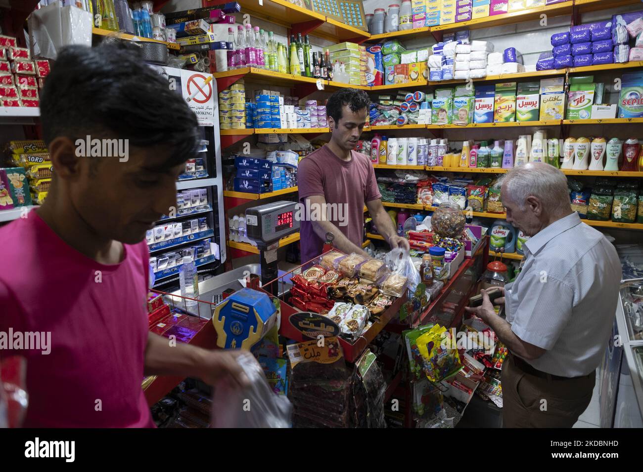 Ein iranischer Mann kauft am 7. Juni 2022 in einem kleinen Supermarkt in der Nähe des Shapour Bazaar (Markt) im Süden Teherans ein. (Foto von Morteza Nikoubazl/NurPhoto) Stockfoto