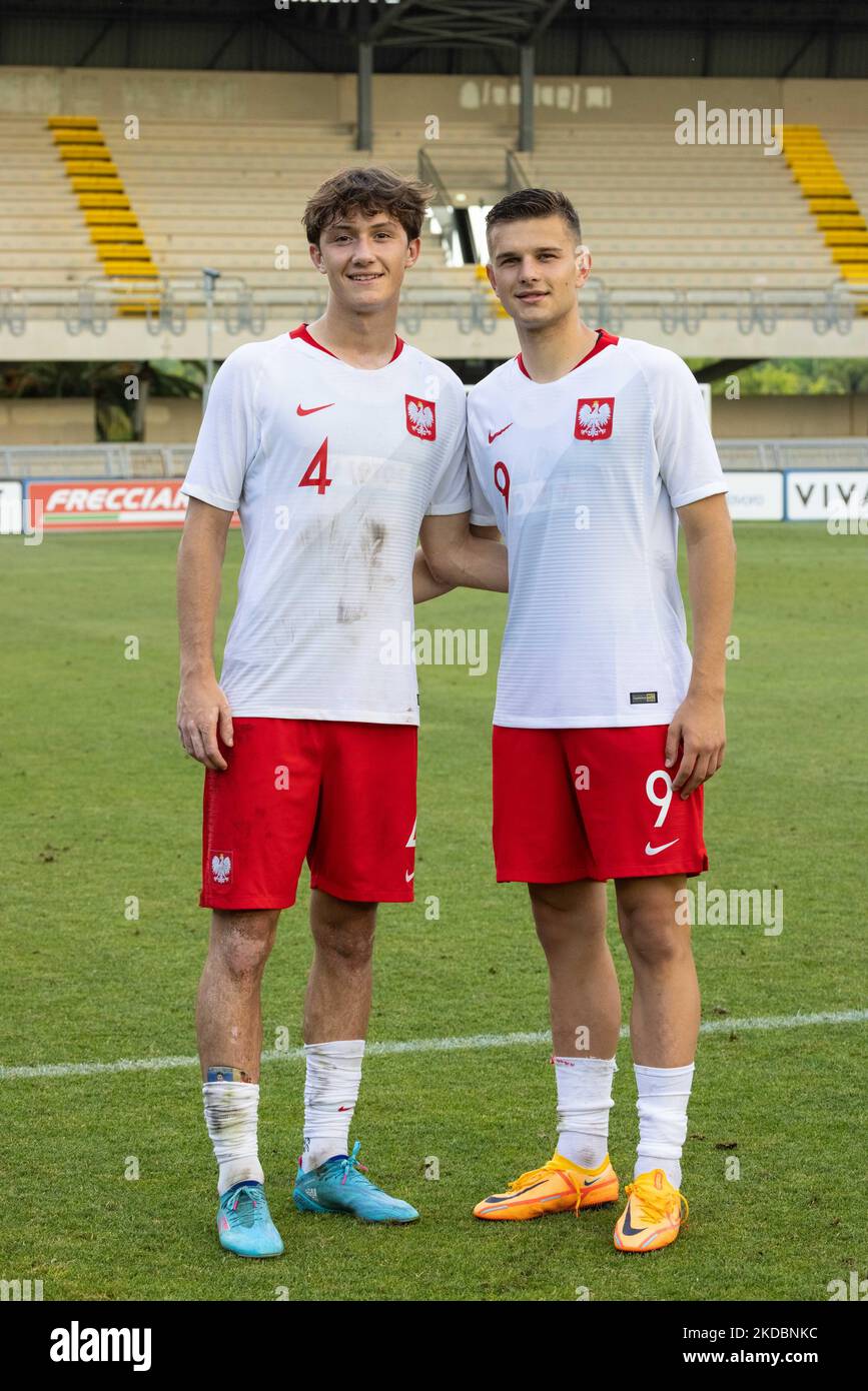 Patryk Peda und sein Teamkollege Filip Szymczak posierten nach dem Internationalen Freundschaftsspiel zwischen Italien U20 und Polen U20 im Stadio Riviera delle Palme am 7. Juni 2022 in San Benedetto del Tronto, Italien. (Foto von Cinzia Camela/LiveMedia/NurPhoto) Stockfoto