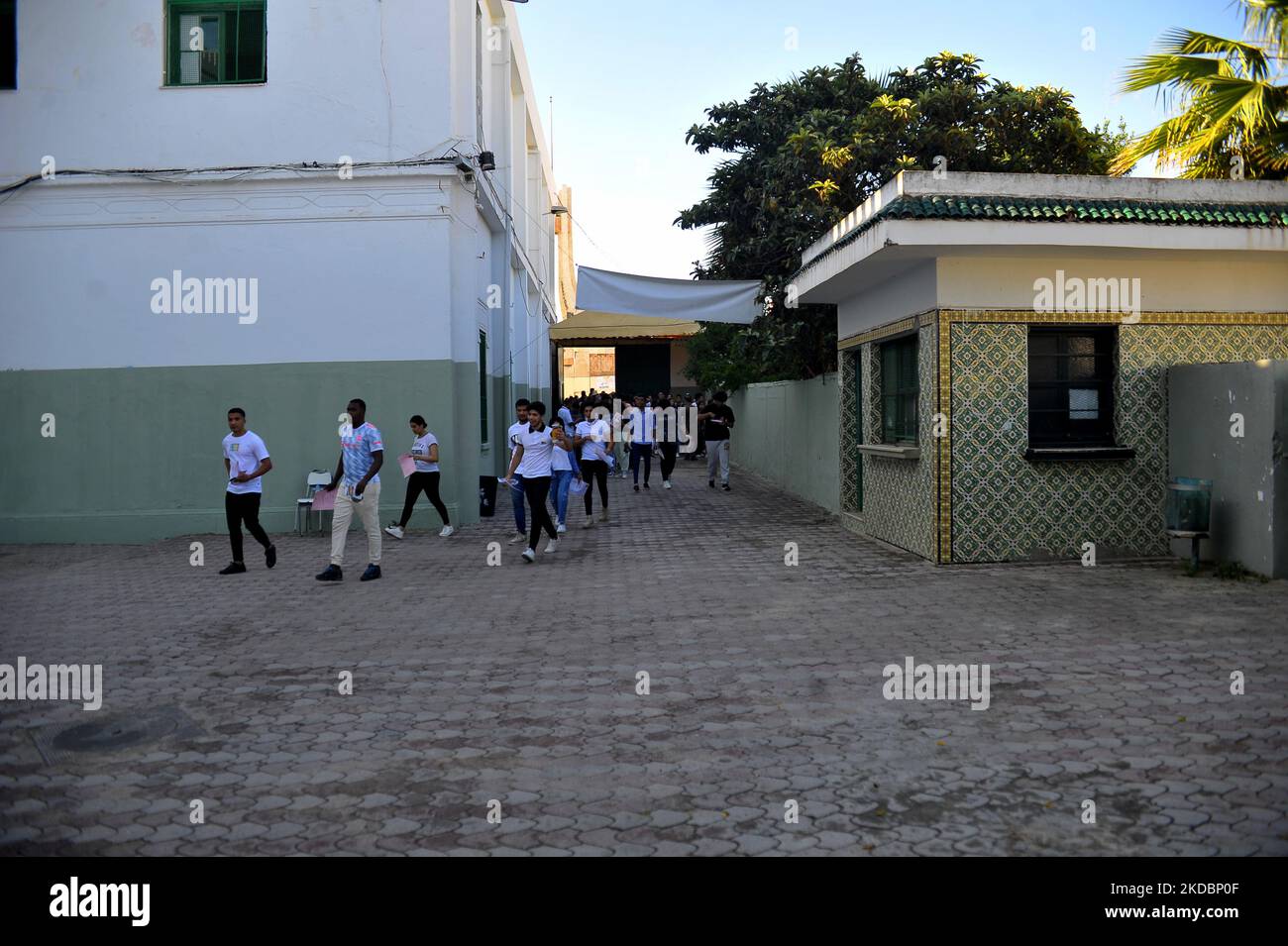 Kandidaten, die zur Sadykia-Highschool an der Kasbah in Tunis zurückkehren, um ihre Prüfungen zu bestehen. „Hundertvierunddreißigtausend, neunhundertfünfzig (134.950) Kandidaten bereiten sich auf die Prüfungen für die Hauptsitzung des Abitats von 2022 vor, Die beginnt am 8. Juni 2022“, sagte der Generaldirektor für Prüfungen dem Bildungsministerium am Mittwoch. Er erinnerte an die Bemühungen des Bildungsministeriums, die 2022 Bac erfolgreich zu organisieren. (Foto von Yassine Mahjoub/NurPhoto) Stockfoto