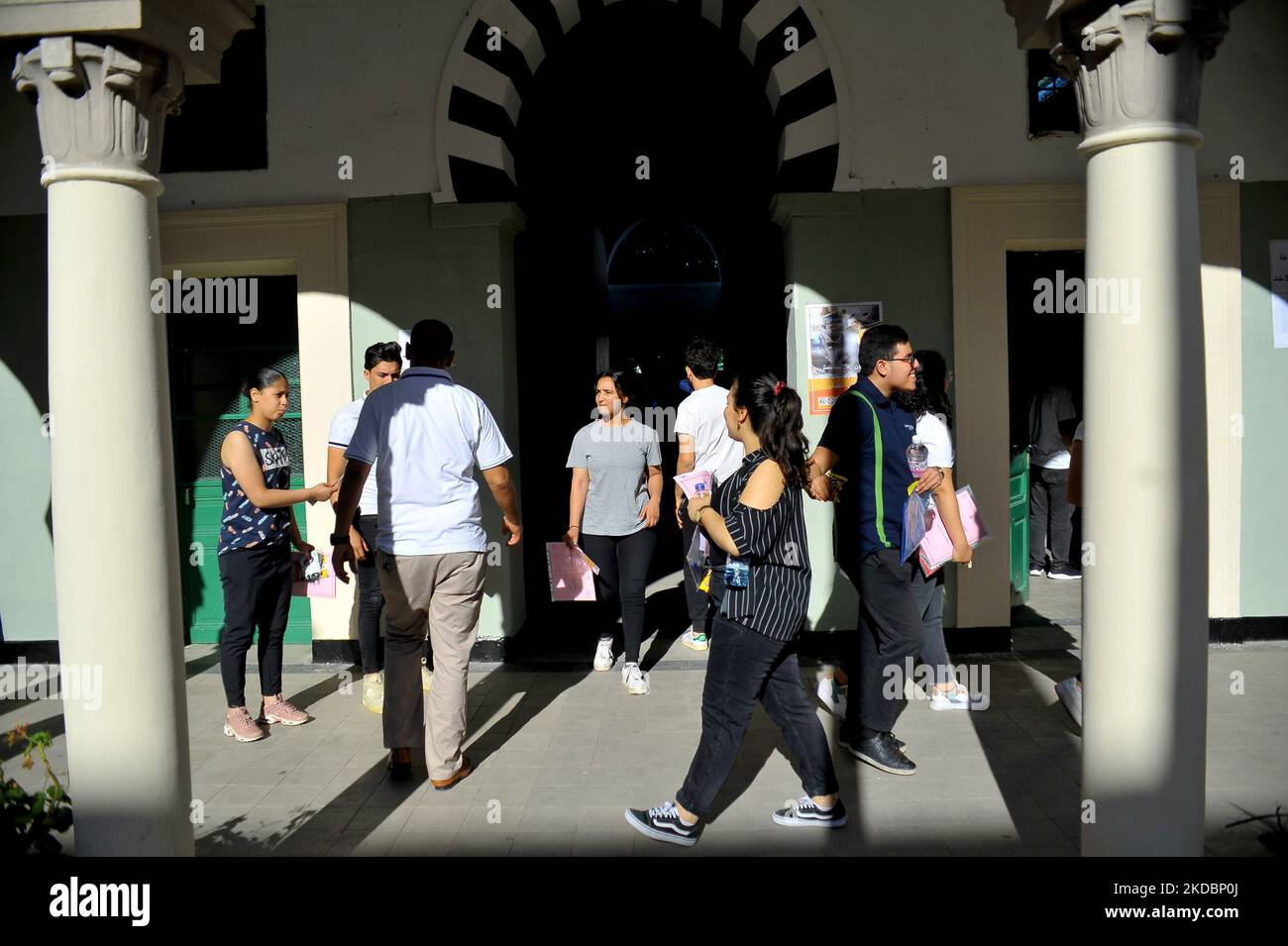 Kandidaten, die zur Sadykia-Highschool an der Kasbah in Tunis zurückkehren, um ihre Prüfungen zu bestehen. „Hundertvierunddreißigtausend, neunhundertfünfzig (134.950) Kandidaten bereiten sich auf die Prüfungen für die Hauptsitzung des Abitats von 2022 vor, Die beginnt am 8. Juni 2022“, sagte der Generaldirektor für Prüfungen dem Bildungsministerium am Mittwoch. Er erinnerte an die Bemühungen des Bildungsministeriums, die 2022 Bac erfolgreich zu organisieren. (Foto von Yassine Mahjoub/NurPhoto) Stockfoto