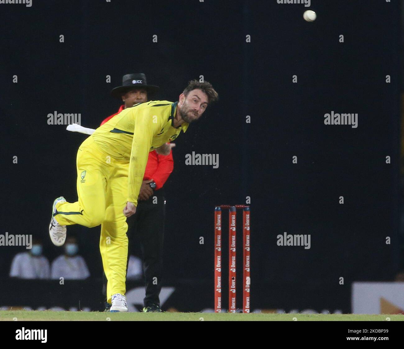 Glenn Maxwell Bowls in Australien beim zweiten Cricket-Spiel Twenty20 zwischen Sri Lanka und Australien im R. Premadasa Stadium in Colombo, Sri Lanka, am 08. Juni 2022. (Foto: Pradeep Dambarage/NurPhoto) Stockfoto