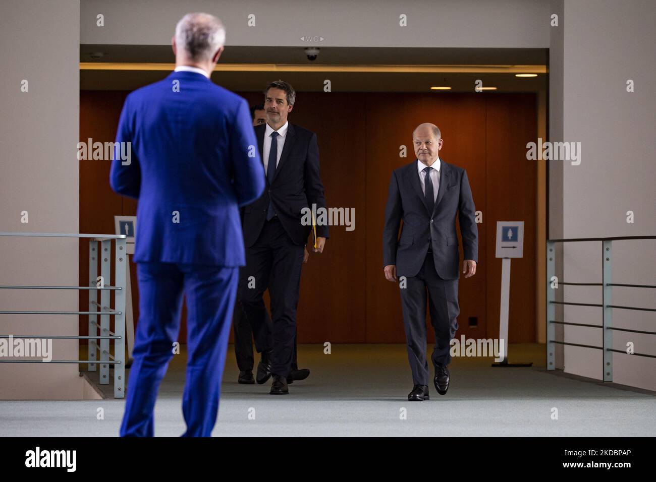 Bundeskanzler Olaf Scholz (R) trifft sich am 8. Juni 2022 zu einem Treffen mit dem Auswärtigen Presseverband (VAP) im Bundeskanzleramt in Berlin. (Foto von Emmanuele Contini/NurPhoto) Stockfoto