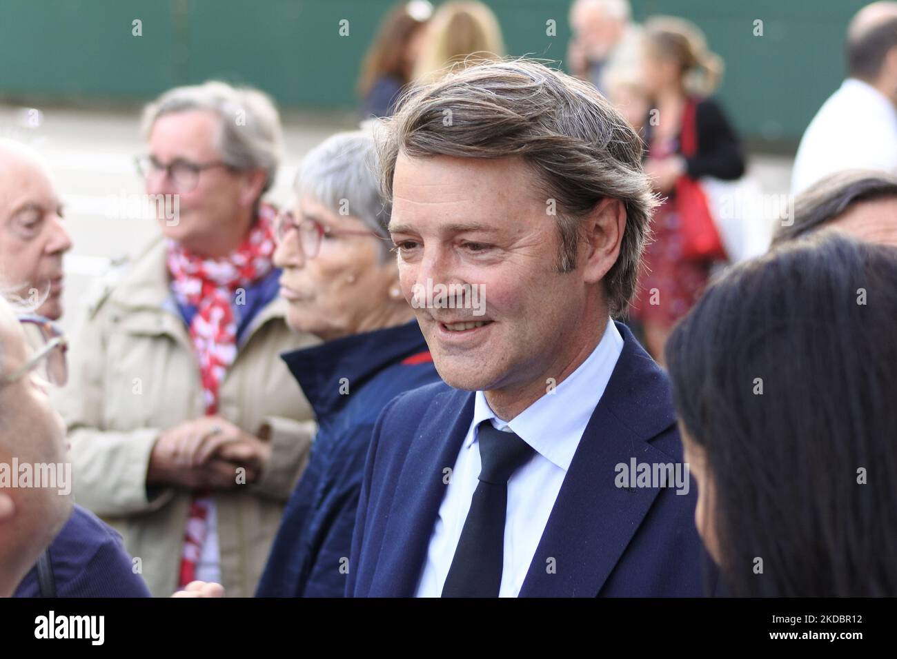 FormerÂ Präsident der 'France's Mayors' Association' (AMF - Association des maires de France) Â Francois Baroin (L) nimmt an der Sitzung von Cecile Richez (R) Kandidat der rechten Partei Les Republicains (LR) für den 2022. Juni parlamentswahlen für den achten Wahlkreis von Hauts de seine â €“ 7. Juni 2022, Meudon (Foto von Daniel Pier/NurPhoto) Stockfoto