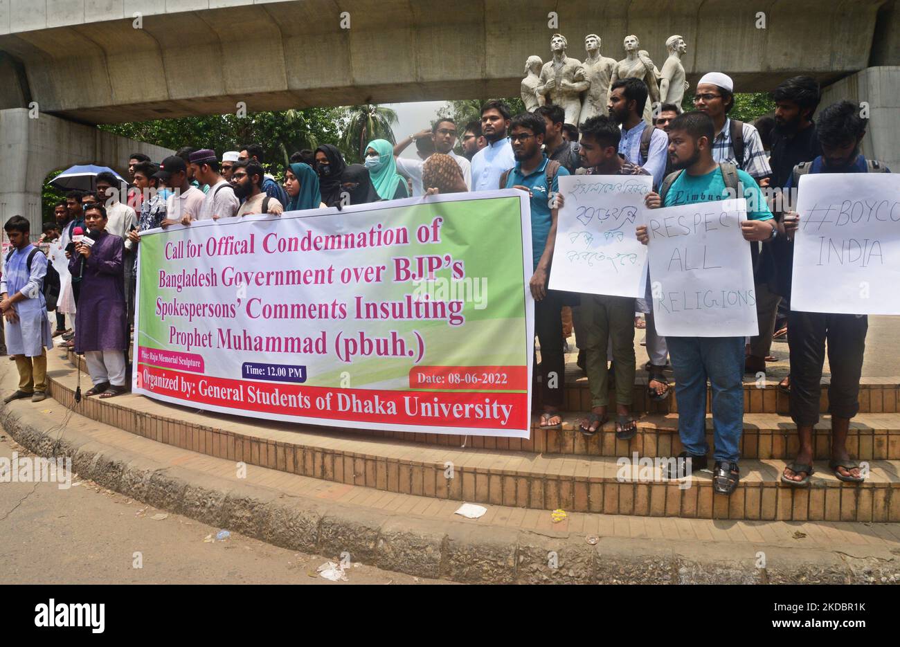 Die Studenten der Dhaka University demonstrieren am 8. Juni 2022 in Dhaka, Bangladesch, gegen die Sprecherin der ehemaligen indischen Bharatiya Janata Party, Nupur Sharma, wegen ihrer Äußerungen zum Propheten Mohammed. (Foto von Mamunur Rashid/NurPhoto) Stockfoto