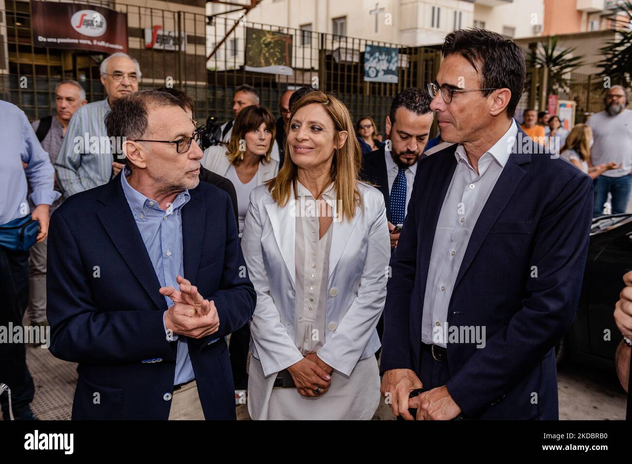 Lillino Drago, Kandidat für das Amt des Bürgermeisters in Molfetta, wartet auf die Ankunft des ehemaligen Premierministers Giuseppe Conte zur Unterstützung der Kandidatur von Drago am 9. Juni 2022 auf der Piazza Gramsci in Molfetta. Der Wahlkampf von Lillino Drago, einem der vier bürgermeisterlichen Kandidaten für Molfetta, fand heute auf der Piazza Gramsci statt. Als Sondergast dieses letzten Treffens unterstützte Giuseppe Conte, ehemaliger Präsident des rates und nationaler Vertreter der 5-Sterne-Bewegung, die Kandidatur von Drago. (Foto von Davide Pischettola/NurPhoto) Stockfoto