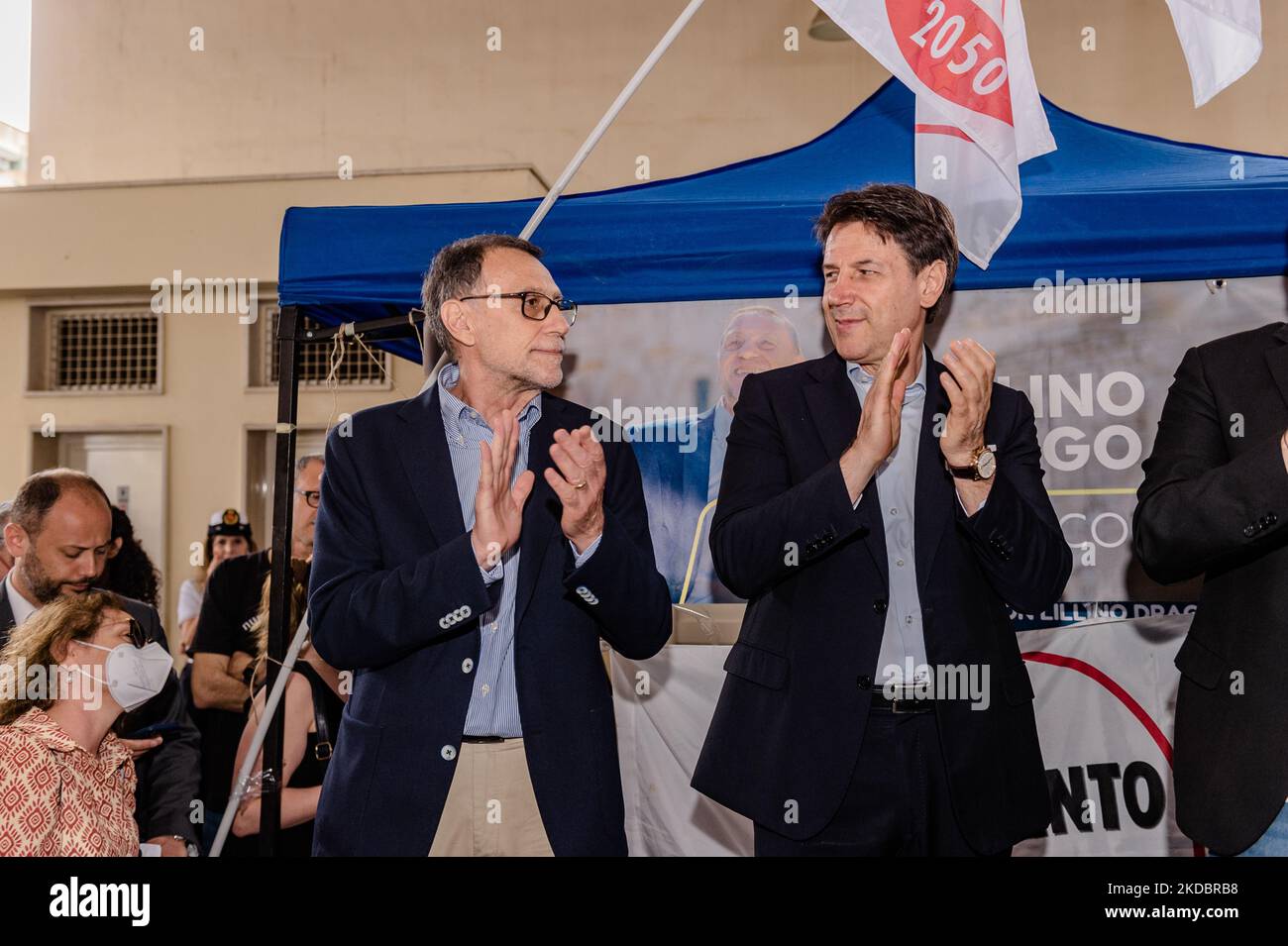 Der ehemalige Premierminister Giuseppe Conte unterstützte die Kandidatur von Drago, Lillino Drago, Kandidat für das Amt des Bürgermeisters in Molfetta während des Treffens auf der Piazza Gramsci in Molfetta am 9. Juni 2022. Der Wahlkampf von Lillino Drago, einem der vier bürgermeisterlichen Kandidaten für Molfetta, fand heute auf der Piazza Gramsci statt. Als Sondergast dieses letzten Treffens unterstützte Giuseppe Conte, ehemaliger Präsident des rates und nationaler Vertreter der 5-Sterne-Bewegung, die Kandidatur von Drago. (Foto von Davide Pischettola/NurPhoto) Stockfoto