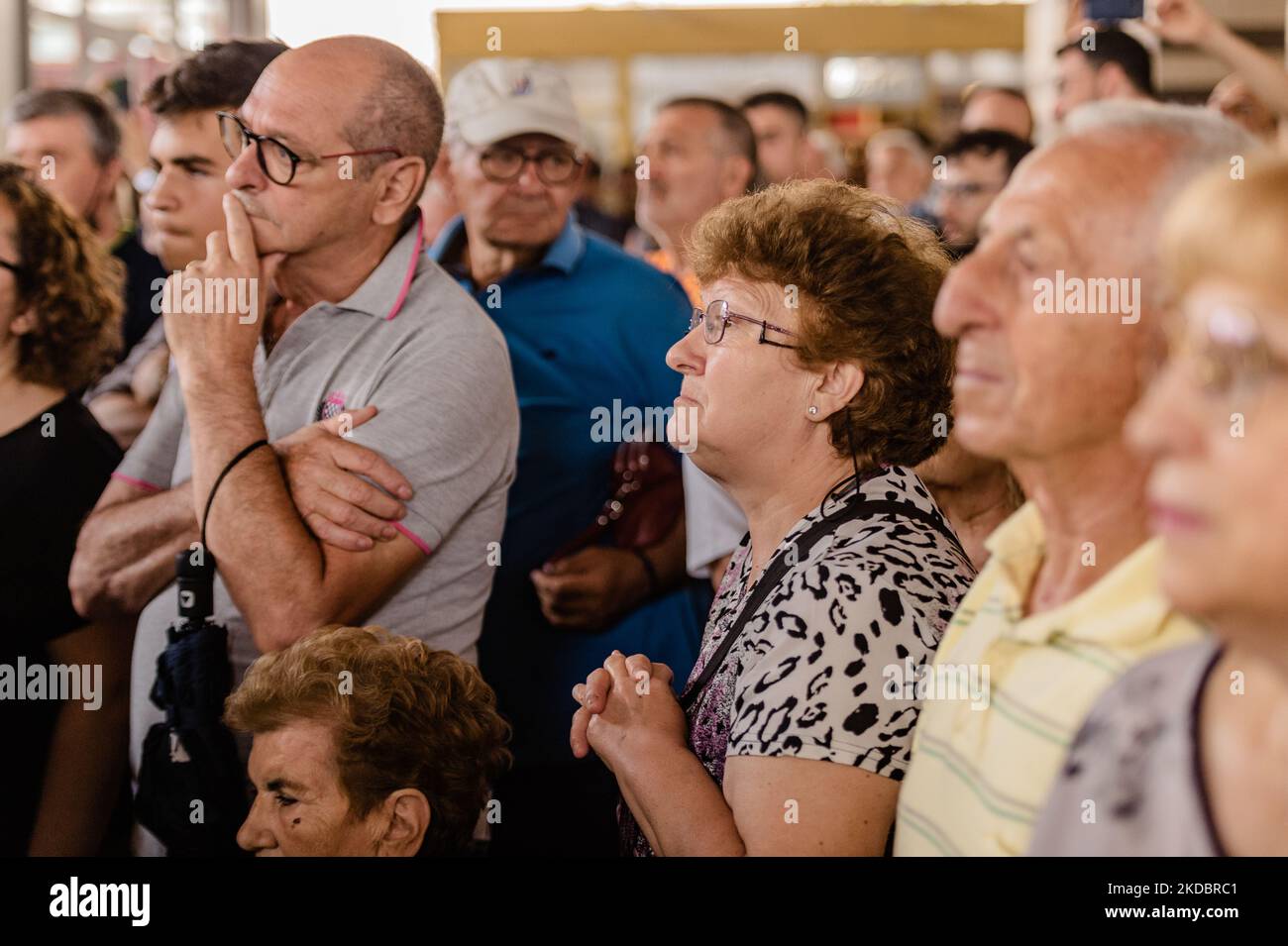 Personen während des Treffens von Lillino Drago, Kandidat für das Bürgermeisteramt in Molfetta, und des ehemaligen Premierministers Giuseppe Conte auf der Piazza Gramsci in Molfetta am 9. Juni 2022. Der Wahlkampf von Lillino Drago, einem der vier bürgermeisterlichen Kandidaten für Molfetta, fand heute auf der Piazza Gramsci statt. Als Sondergast dieses letzten Treffens unterstützte Giuseppe Conte, ehemaliger Präsident des rates und nationaler Vertreter der 5-Sterne-Bewegung, die Kandidatur von Drago. (Foto von Davide Pischettola/NurPhoto) Stockfoto