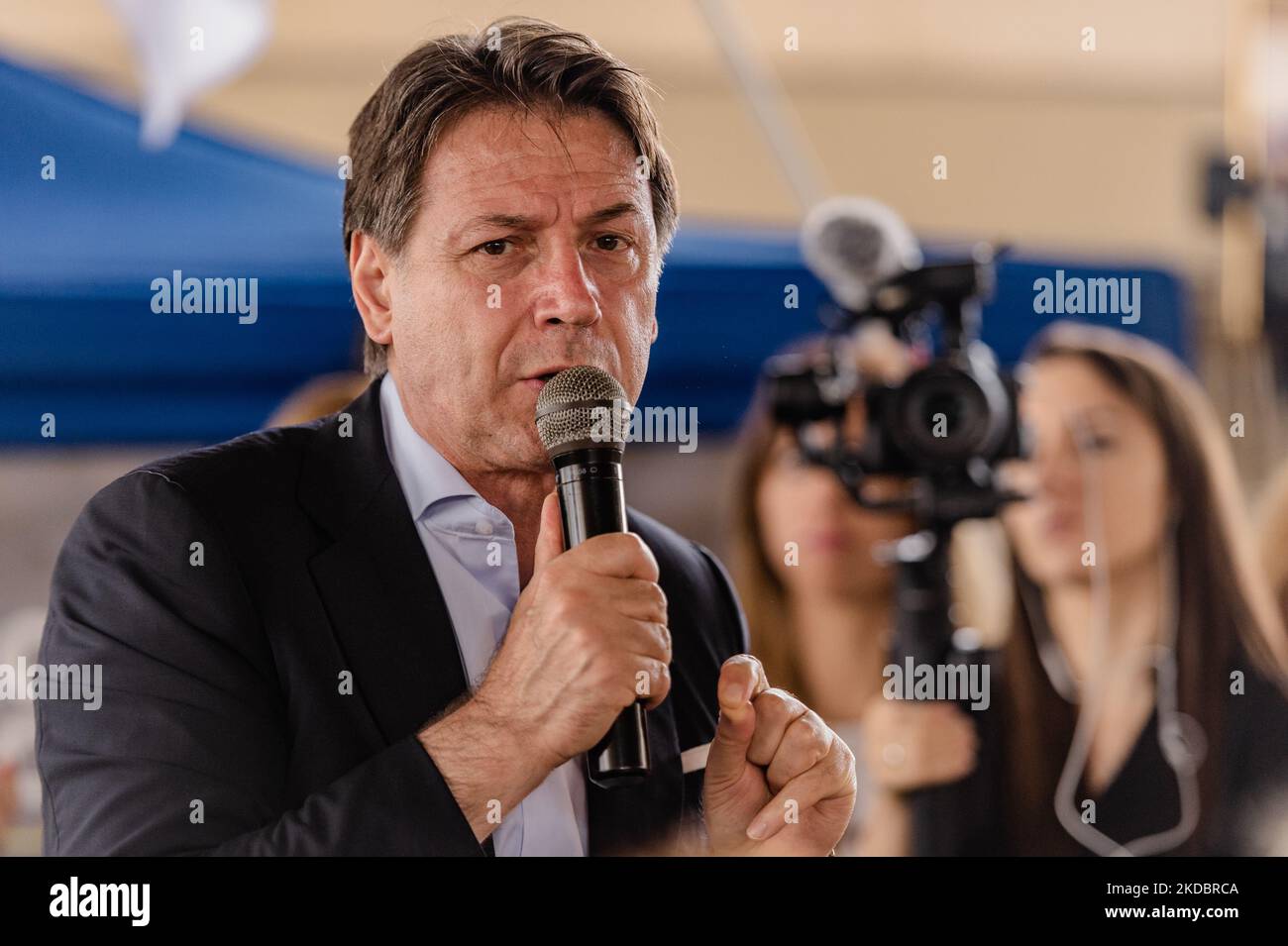 Der ehemalige Premierminister Giuseppe Conte unterstützte die Kandidatur von Lillino Drago für den Bürgermeister während der Kundgebung auf der Piazza Gramsci in Molfetta am 9. Juni 2022. Der Wahlkampf von Lillino Drago, einem der vier bürgermeisterlichen Kandidaten für Molfetta, fand heute auf der Piazza Gramsci statt. Als Sondergast dieses letzten Treffens unterstützte Giuseppe Conte, ehemaliger Präsident des rates und nationaler Vertreter der 5-Sterne-Bewegung, die Kandidatur von Drago. (Foto von Davide Pischettola/NurPhoto) Stockfoto