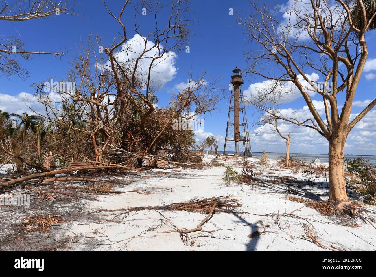 Sanibel Island, FL, USA--10/06/2022--der Leuchtturm von Sanibel Island ist umgeben von Schäden und Trümmern durch den Turkane Ian. Jocelyn Augustino/FEMA Stockfoto