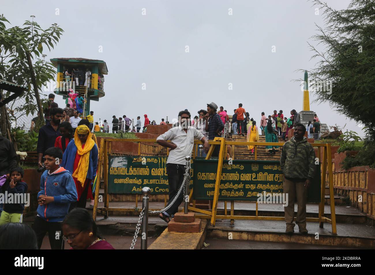 Moir Point im Kodaikanal, Tamil Nadu, Indien, am 16. Mai 2022. Moir Point ist eine der überfüllten und beliebtesten Attraktionen im Kodaikanal und bietet einen atemberaubenden Blick auf die höchsten Gipfel des Kodaikanal Valley. Moir Point ist nach Sir Thomas Moir benannt, einem Ingenieur, der 1929 die Goschenstraße errichtete. Dieser Punkt verbindet die Berijam Lake Road mit dem Kodaikanal. Am Aussichtspunkt befindet sich ein Denkmal, das an Thomas Moir erinnert. (Foto von Creative Touch Imaging Ltd./NurPhoto) Stockfoto