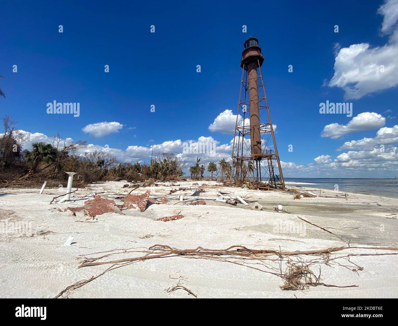 Sanibel Island, FL, USA--10/06/2022--der Leuchtturm von Sanibel Island ist von Schäden und Trümmern des Turms Ian umgeben. Jocelyn Augustino/FEMA Stockfoto