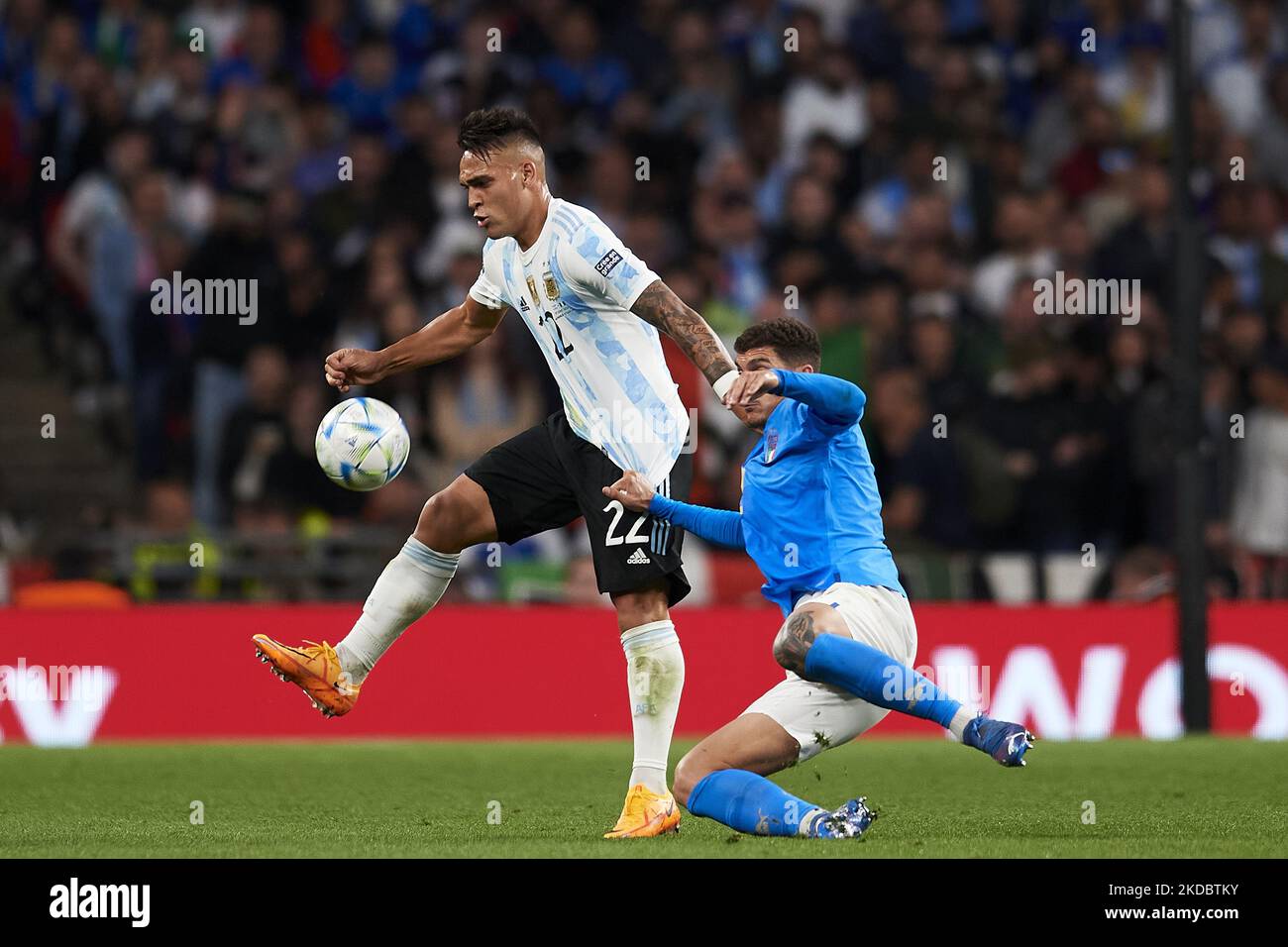 Der Argentinier Lautaro Martinez (Inter Mailand) und der Italiener Giovanni Di Lorenzo (SSC Napoli) treten beim Finalissima 2022-Spiel zwischen Argentinien und Italien am 1. Juni 2022 im Wembley-Stadion in London, England, um den Ball an. (Foto von Jose Breton/Pics Action/NurPhoto) Stockfoto