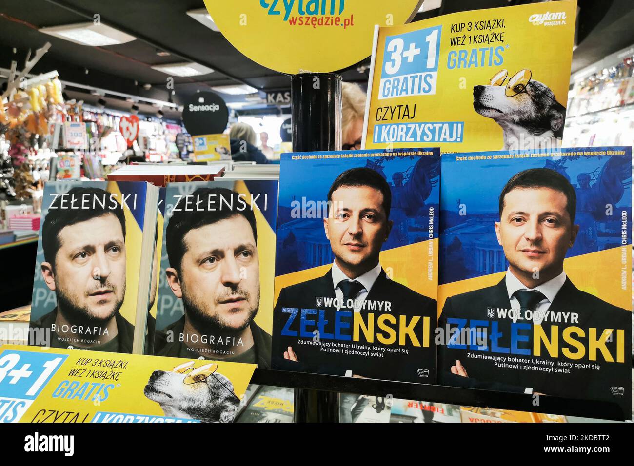 Biografie die Bücher des ukrainischen Präsidenten Wolodymyr Zelenskyy sind am 2.. Juni 2022 in einer Buchhandlung am Bahnhof in Warschau, Polen, zu sehen. (Foto von Beata Zawrzel/NurPhoto) Stockfoto