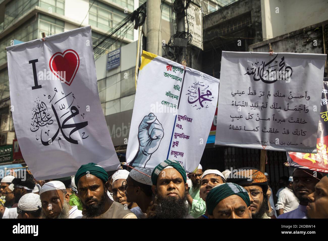 Die Aktivisten und Unterstützer islamistischer Parteien in Bangladesch rufen während einer Demonstration in Dhaka am 10. Juni 2022 gegen die Sprecherin der ehemaligen indischen Bharatiya Janata Party, Nupur Sharma, wegen ihrer aufwiegeligen Äußerungen über den Propheten Mohammed, Anti-Indien-Parolen aus. (Foto von Ahmed Salahuddin/NurPhoto) Stockfoto