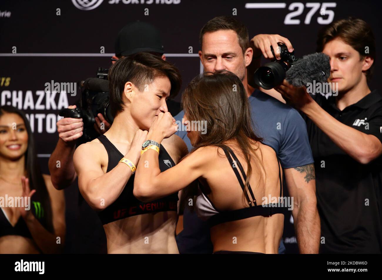 Zhang Weili aus China (L) und Joanna JedrzejczykÂ aus Polen (R) treten während der UFC 275-Wägung am 10. Juni 2022 im Singapore Indoor Stadium in Singapur gegeneinander an. (Foto von Suhaimi Abdullah/NurPhoto) Stockfoto