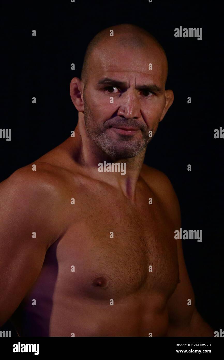 Glover Teixeira aus Brasilien tritt nach der UFC 275-Wiegung am 10. Juni 2022 im Singapore Indoor Stadium in Singapur von der Bühne. (Foto von Suhaimi Abdullah/NurPhoto) Stockfoto