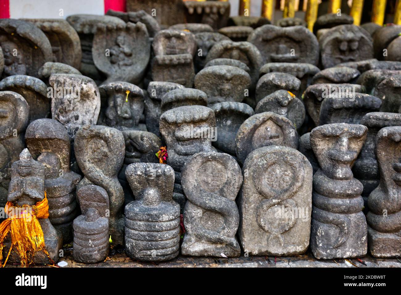 Kleine Steine schnitfen mit Schlangen und verschiedenen anderen Figuren zu Ehren von Herrn Shiva durch einen kleinen Schrein am Selva Sannidhi Murugan Tempel (Selvachannithy Murugan Kovil) in Thondaimanaru, Jaffna, Sri Lanka. Der Tempelkomplex ist Lord Murugan gewidmet und wurde nach der Geschichte von den Buddhisten angegriffen, die den Tempel und seine hölzernen Wagen zu Boden verbrannten. Um den Tempel herum wachsen große banyan-Bäume, die von Buddhisten Sri Lankas gepflanzt wurden. (Foto von Creative Touch Imaging Ltd./NurPhoto) Stockfoto