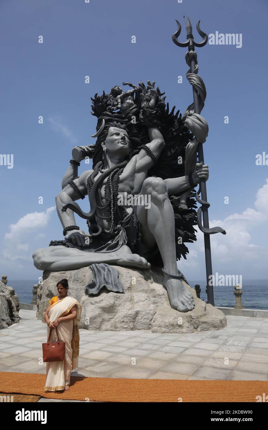 Die Frau steht am 26. Mai 2022 bei der 58 m hohen Statue von Lord Shiva am Aazhimala Shiva Tempel (Azhimala Siva Tempel) in Vizhinjam, Thiruvananthapuram (Trivandrum), Kerala, Indien. Die Statue von Lord Shiva in der Gangadhareswara-Form wurde von dem 29-jährigen P.S. Devadathan über einen Zeitraum von sechs Jahren geformt und ist auf einem Felsen in einer Höhe von 20 Fuß vom Meer montiert und ruft eine herrliche Größe und ein Gefühl der Heiligkeit in Bezug. (Foto von Creative Touch Imaging Ltd./NurPhoto) Stockfoto