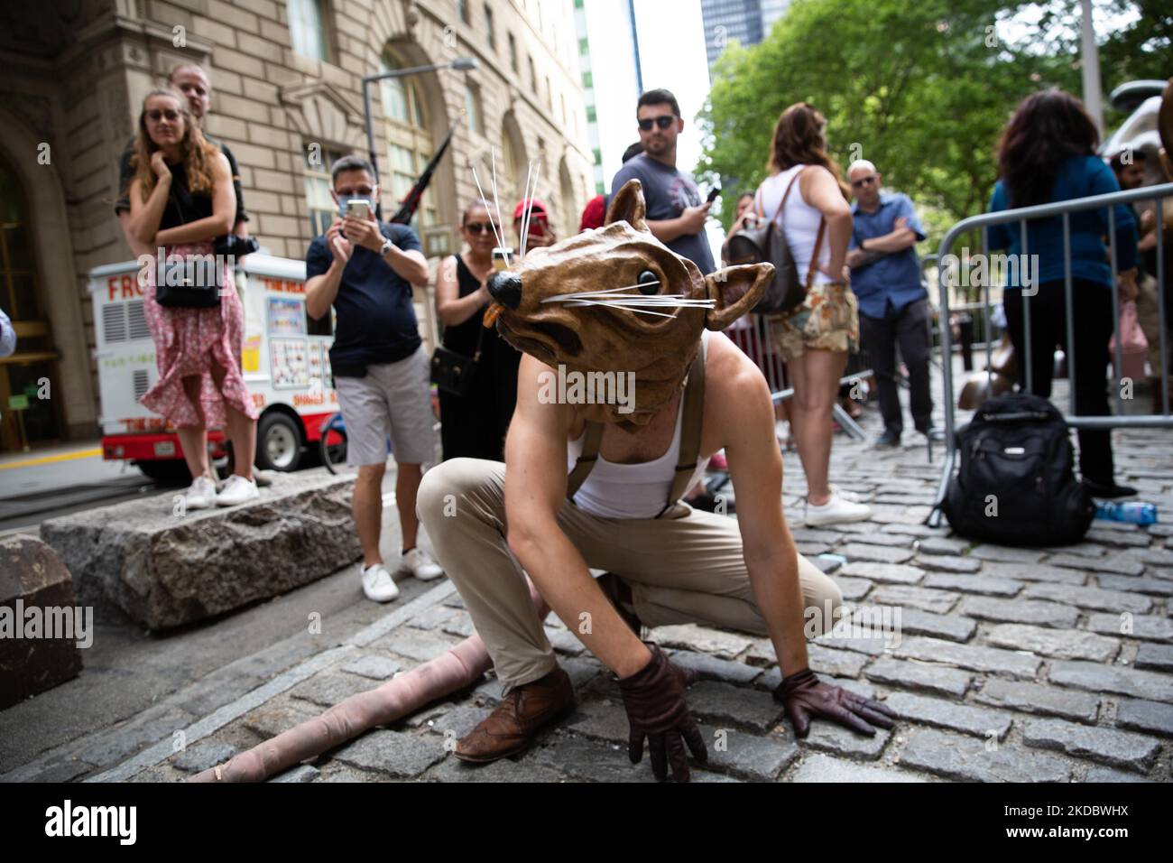 Fridays for Future New York City (FFF NYC)-Aktivisten nahmen am 10. Juni 2022 an einem Klima-Einstand im Bowling Green Park, New York City, Teil, in dem sie große Banken und Vermögensverwalter aufforderten, konkrete Schritte zu Unternehmen, um von fossilen Brennstoffen zu veräußern. Dies geschieht, weil der jüngste IPCC-Bericht sagt, dass wir den Bau einer neuen Infrastruktur für fossile Brennstoffe sofort stoppen müssen, und die Emissionen müssen bis 2030 halbiert werden, um eine Chance auf eine lebenswerte Zukunft zu erhalten. (Foto von Karla Ann Cote/NurPhoto) Stockfoto