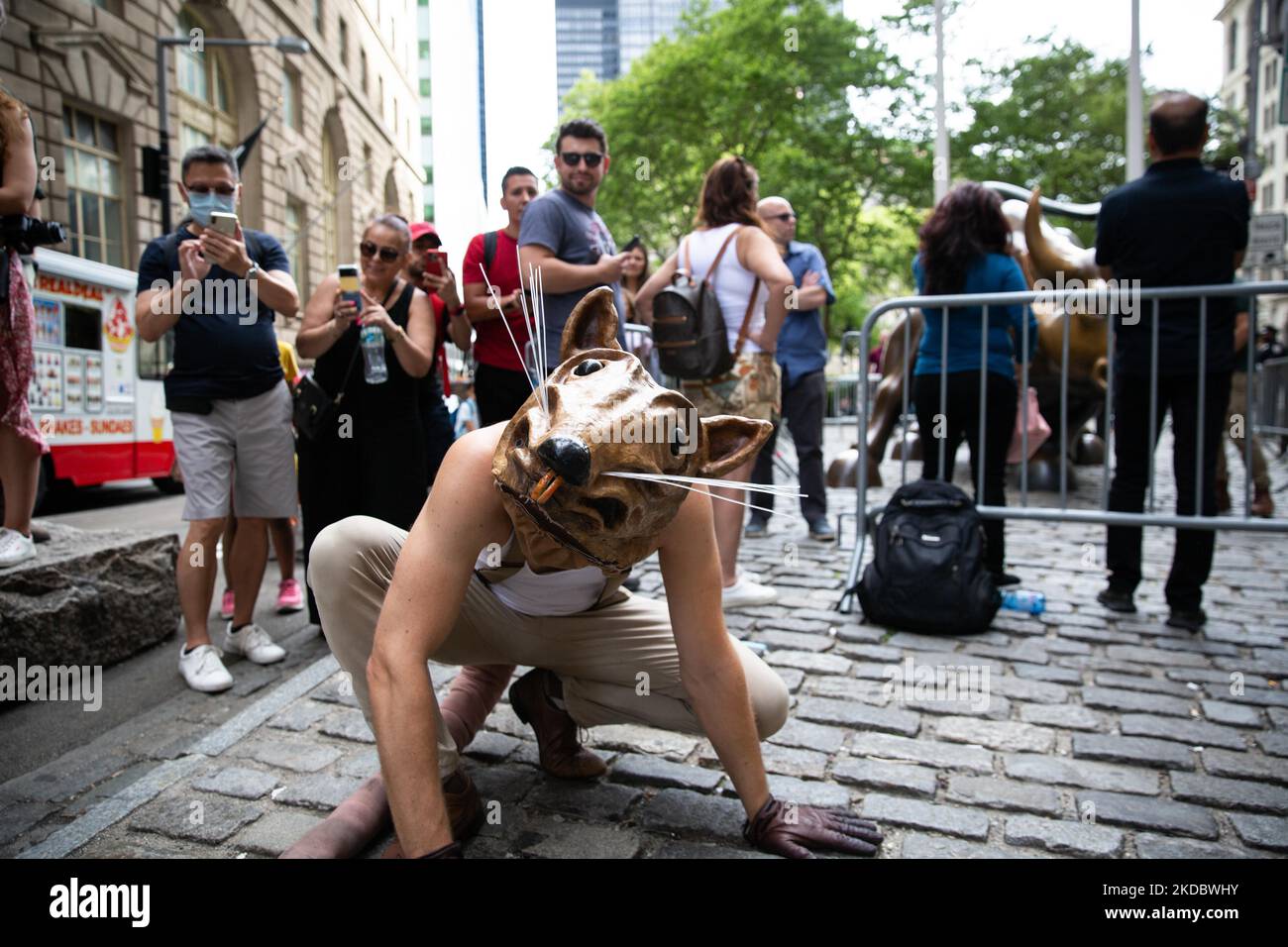 Fridays for Future New York City (FFF NYC)-Aktivisten nahmen am 10. Juni 2022 an einem Klima-Einstand im Bowling Green Park, New York City, Teil, in dem sie große Banken und Vermögensverwalter aufforderten, konkrete Schritte zu Unternehmen, um von fossilen Brennstoffen zu veräußern. Dies geschieht, weil der jüngste IPCC-Bericht sagt, dass wir den Bau einer neuen Infrastruktur für fossile Brennstoffe sofort stoppen müssen, und die Emissionen müssen bis 2030 halbiert werden, um eine Chance auf eine lebenswerte Zukunft zu erhalten. (Foto von Karla Ann Cote/NurPhoto) Stockfoto