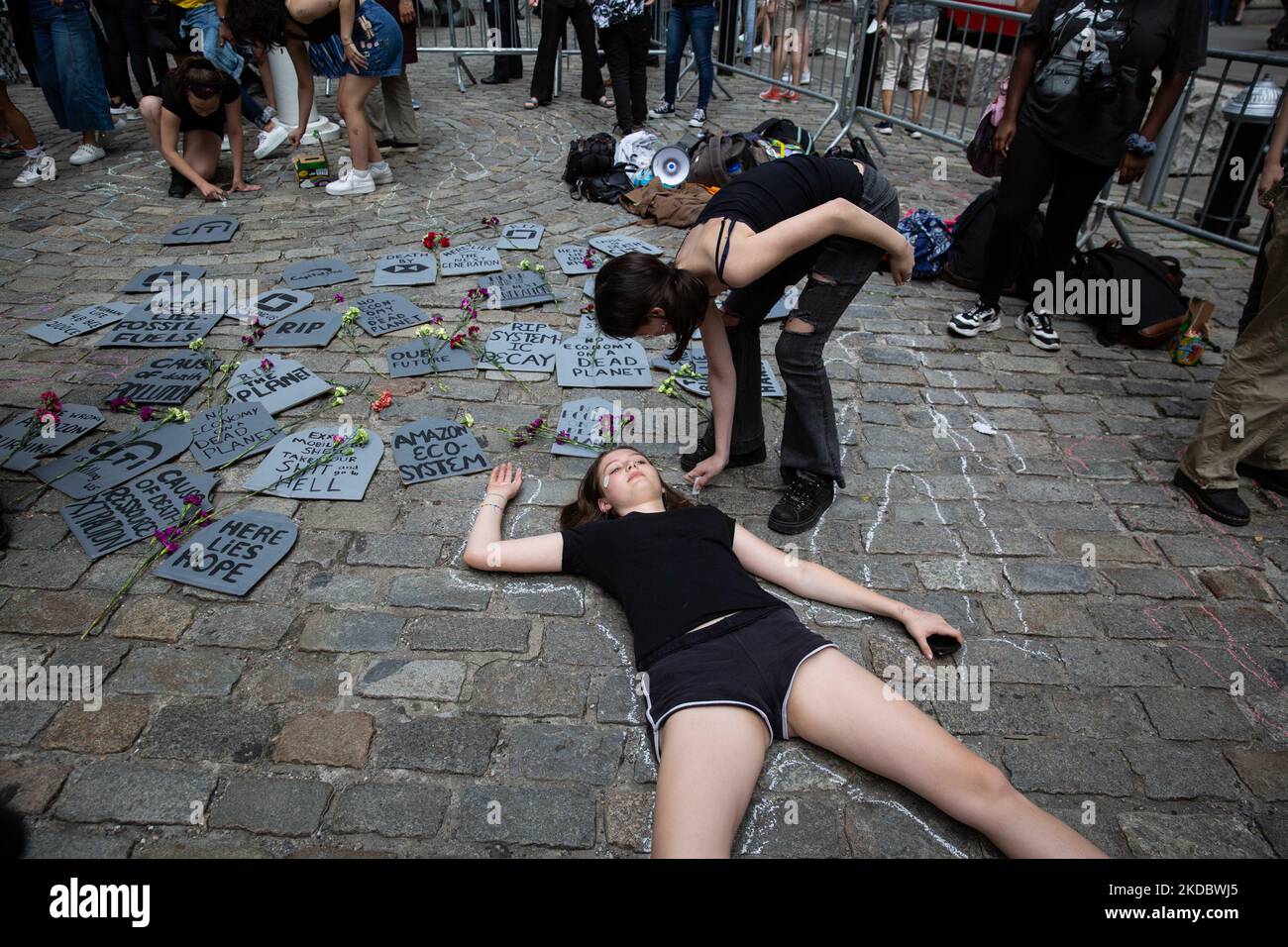 Fridays for Future New York City (FFF NYC)-Aktivisten nahmen am 10. Juni 2022 an einem Klima-Einstand im Bowling Green Park, New York City, Teil, in dem sie große Banken und Vermögensverwalter aufforderten, konkrete Schritte zu Unternehmen, um von fossilen Brennstoffen zu veräußern. Dies geschieht, weil der jüngste IPCC-Bericht sagt, dass wir den Bau einer neuen Infrastruktur für fossile Brennstoffe sofort stoppen müssen, und die Emissionen müssen bis 2030 halbiert werden, um eine Chance auf eine lebenswerte Zukunft zu erhalten. (Foto von Karla Ann Cote/NurPhoto) Stockfoto