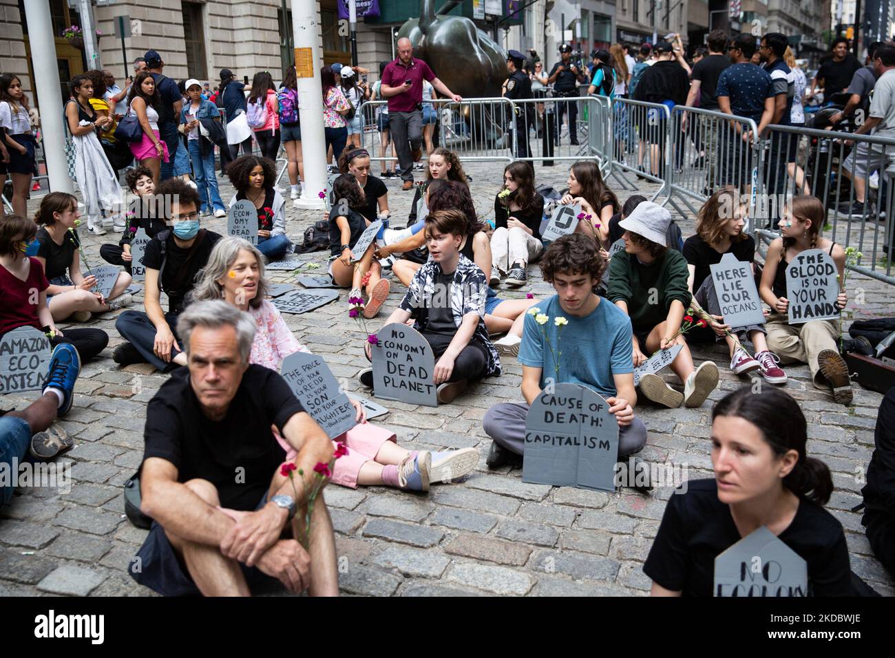 Fridays for Future New York City (FFF NYC)-Aktivisten nahmen am 10. Juni 2022 an einem Klima-Einstand im Bowling Green Park, New York City, Teil, in dem sie große Banken und Vermögensverwalter aufforderten, konkrete Schritte zu Unternehmen, um von fossilen Brennstoffen zu veräußern. Dies geschieht, weil der jüngste IPCC-Bericht sagt, dass wir den Bau einer neuen Infrastruktur für fossile Brennstoffe sofort stoppen müssen, und die Emissionen müssen bis 2030 halbiert werden, um eine Chance auf eine lebenswerte Zukunft zu erhalten. (Foto von Karla Ann Cote/NurPhoto) Stockfoto