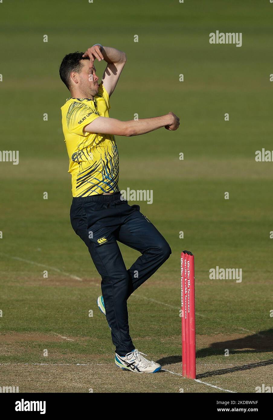 Nathan Sowter von Durham bowelt während des Vitality Blast T20-Spiels zwischen Durham County Cricket Club und Lancashire am Freitag, dem 10.. Juni 2022, im Seat Unique Riverside, Chester le Street. (Foto von will Matthews/MI News/NurPhoto) Stockfoto