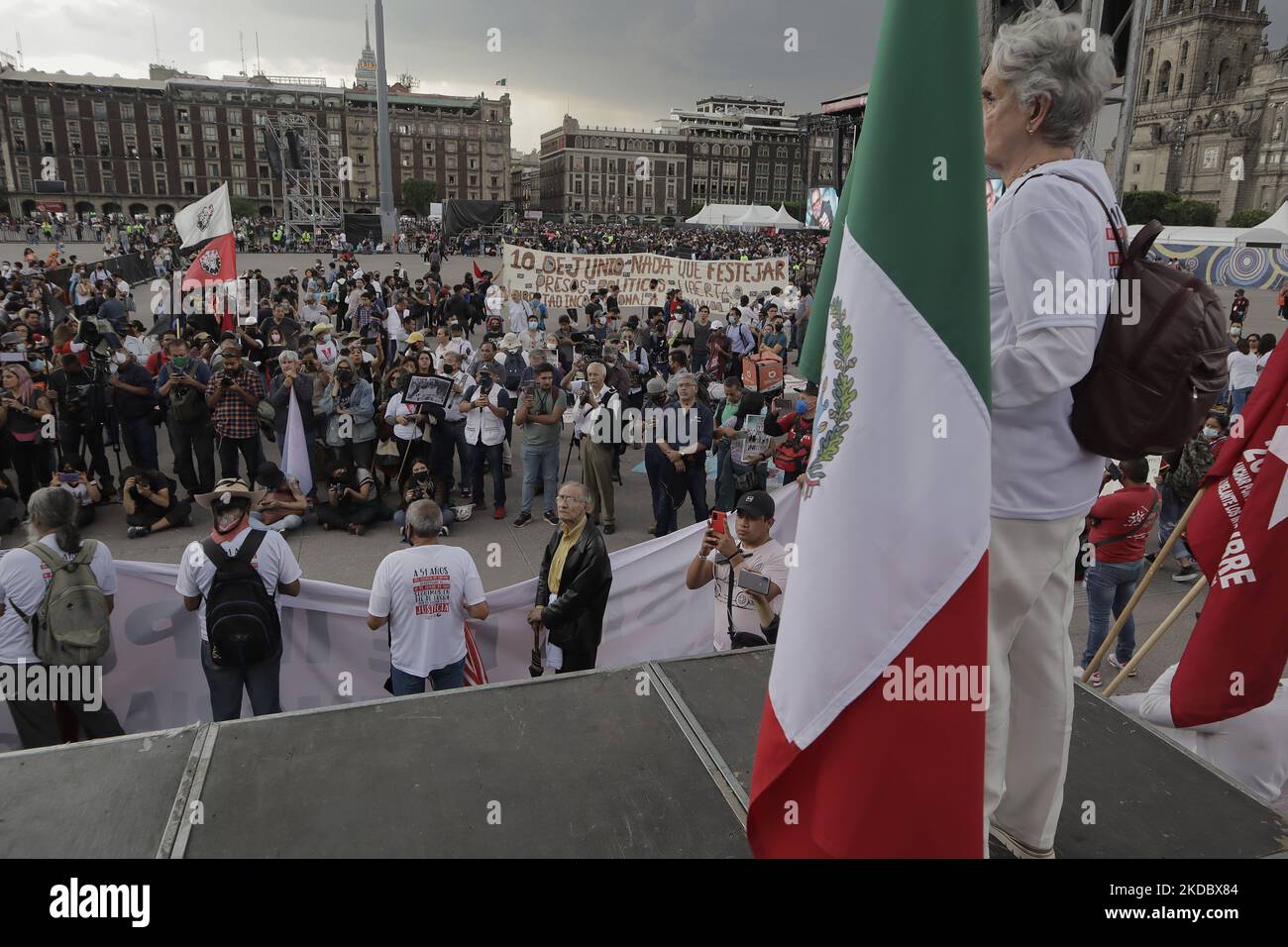 Myrtokleia Adela González Gallardo, eine Überlebende des Massakers von Tlatelolco (1968) und Halconazo (1971), die bei der damaligen Kundgebung Zeremonienmeister war, hält eine mexikanische Flagge auf einer Plattform in der Zócalo Esplanade in Mexiko-Stadt, um Gerechtigkeit für das Massaker von Corpus Christi zu fordern, Die jetzt 51 Jahre alt ist. Am 10. Juni 1971, genau zum Fronleichnamstag, gingen Studenten hauptsächlich der Nationalen Autonomen Universität von Mexiko (UNAM) und des Nationalen Polytechnischen Instituts (IPN) zur Unterstützung des Streiks an der Universität Nuevo León (UANL), ga, auf die Straße Stockfoto