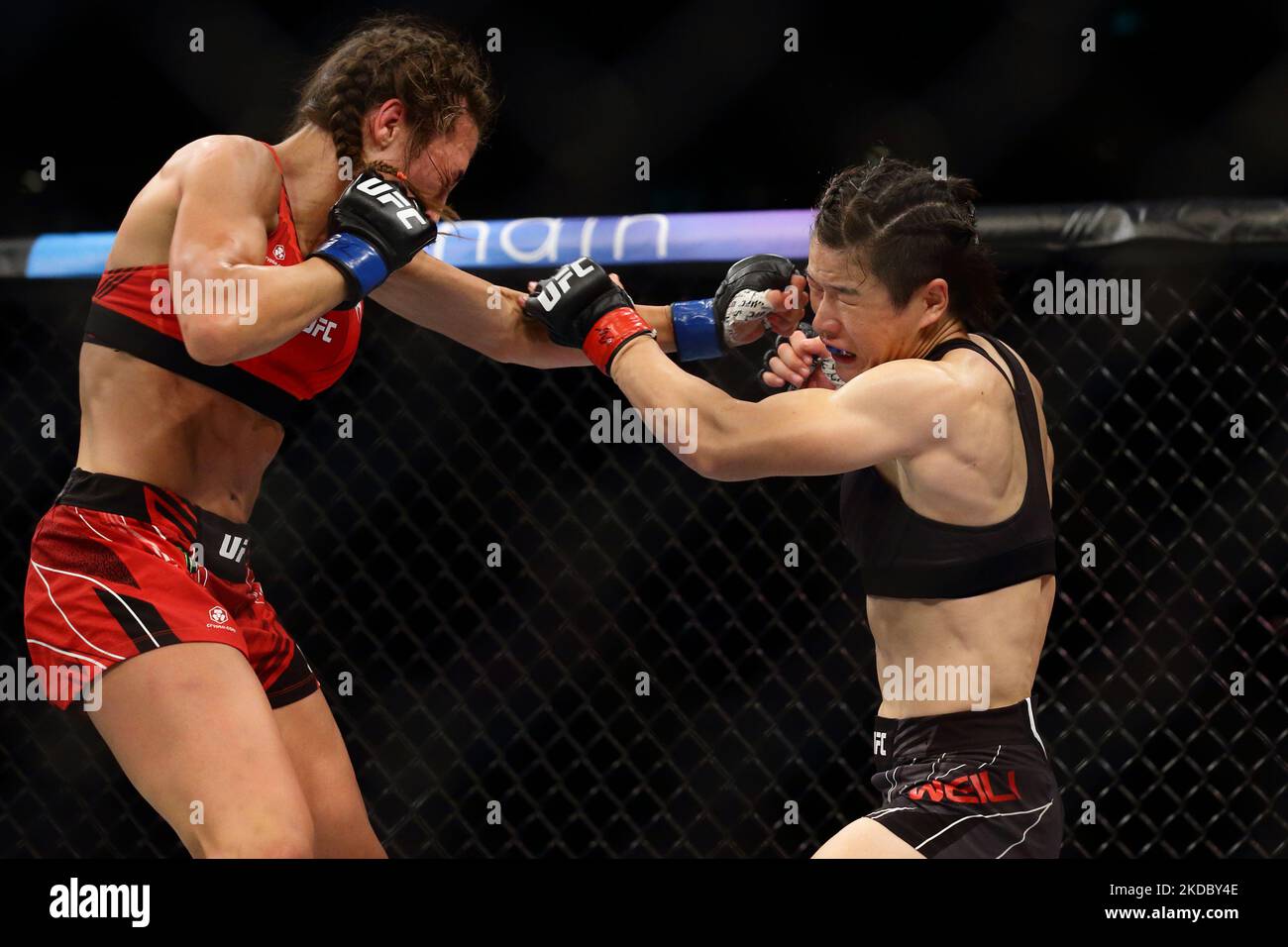 Zhang Weili aus China (R) kämpft während des UFC 275-Events im Singapore Indoor Stadium am 12. Juni 2022 in Singapur gegen Joanna Jedrzejczyk aus Polen im Strohgewicht der Frauen. (Foto von Suhaimi Abdullah/NurPhoto) Stockfoto