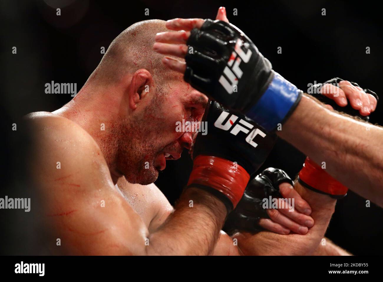 Der Brasilianer Glover Teixeira kämpft gegen Jiri Prochazka aus Tschechien im leichten Schwergewichtskampf der Männer während des UFC 275-Events im Singapore Indoor Stadium am 12. Juni 2022 in Singapur. (Foto von Suhaimi Abdullah/NurPhoto) Stockfoto