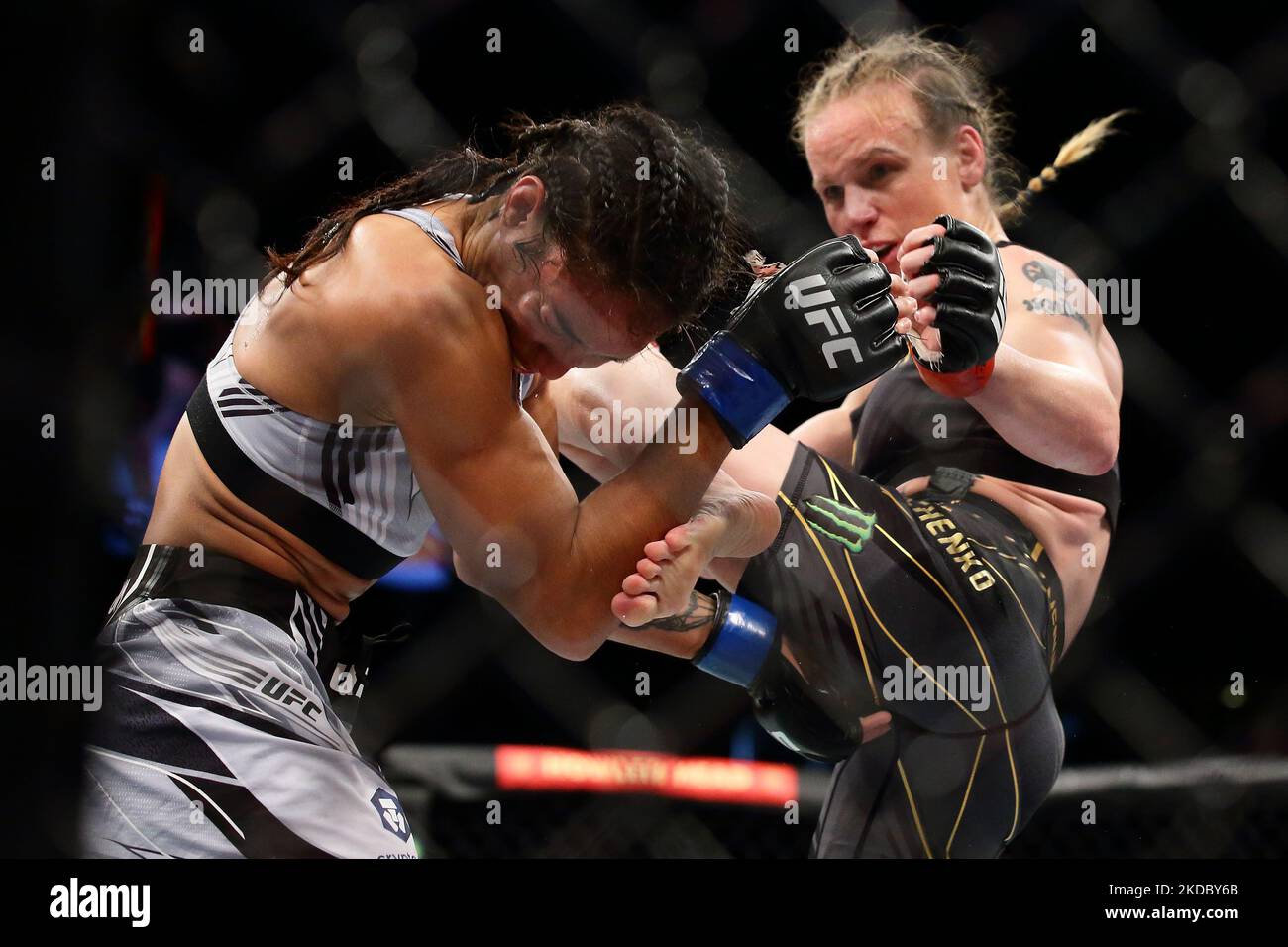 Valentina Shevchenko aus Kirgisistan (R) tritt Taila Santos aus