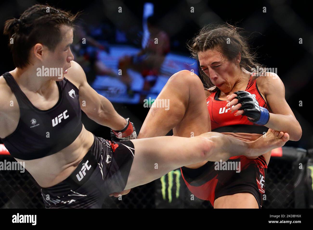 Zhang Weili aus China (L) kämpft während des UFC 275-Events im Singapore Indoor Stadium am 12. Juni 2022 in Singapur gegen Joanna Jedrzejczyk aus Polen im Strohgewicht-Kampf für Frauen. (Foto von Suhaimi Abdullah/NurPhoto) Stockfoto