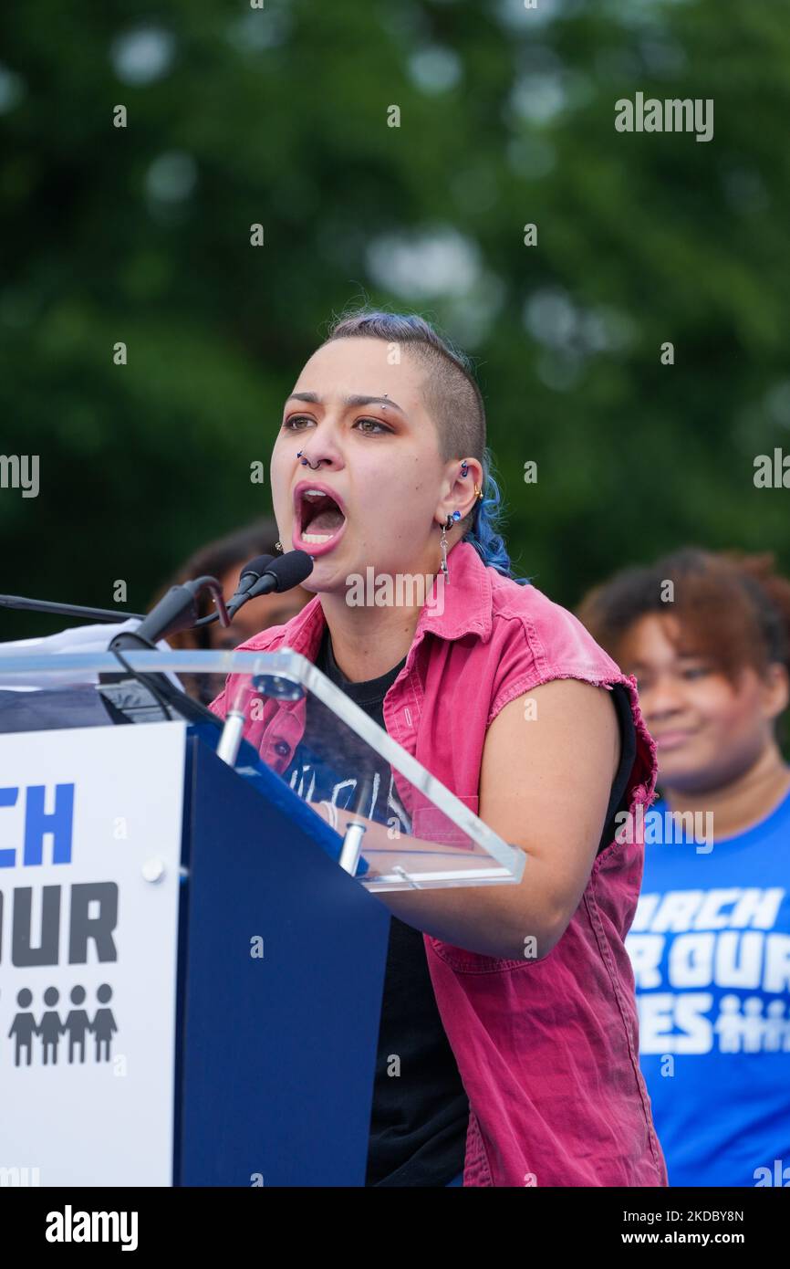 WASHINGTON, DC - 11. JUNI: Der Aktivist der Waffenkontrolle X Gonzalez spricht während einer Kundgebung für unser Leben gegen Waffengewalt in der National Mall am 11. Juni 2022 in Washington, DC. Die Bewegung „Marsch um unser Leben“ wurde durch die Erschießung an der Marjory Stoneman Douglas High School in Parkland, Florida, im Jahr 2018 angespornt. Nach den jüngsten Massenschießereien in Buffalo, New York und Uvalde, Texas, verhandelt eine parteiübergreifende Gruppe von Senatoren weiterhin über einen möglichen Kompromiss über Waffengewalt und Waffensicherheitsgesetze. „Tausende von Menschen in Regenschlückern und T-Shirts strömten am Samstag nach Washington, um sich dagegen zu versammeln Stockfoto