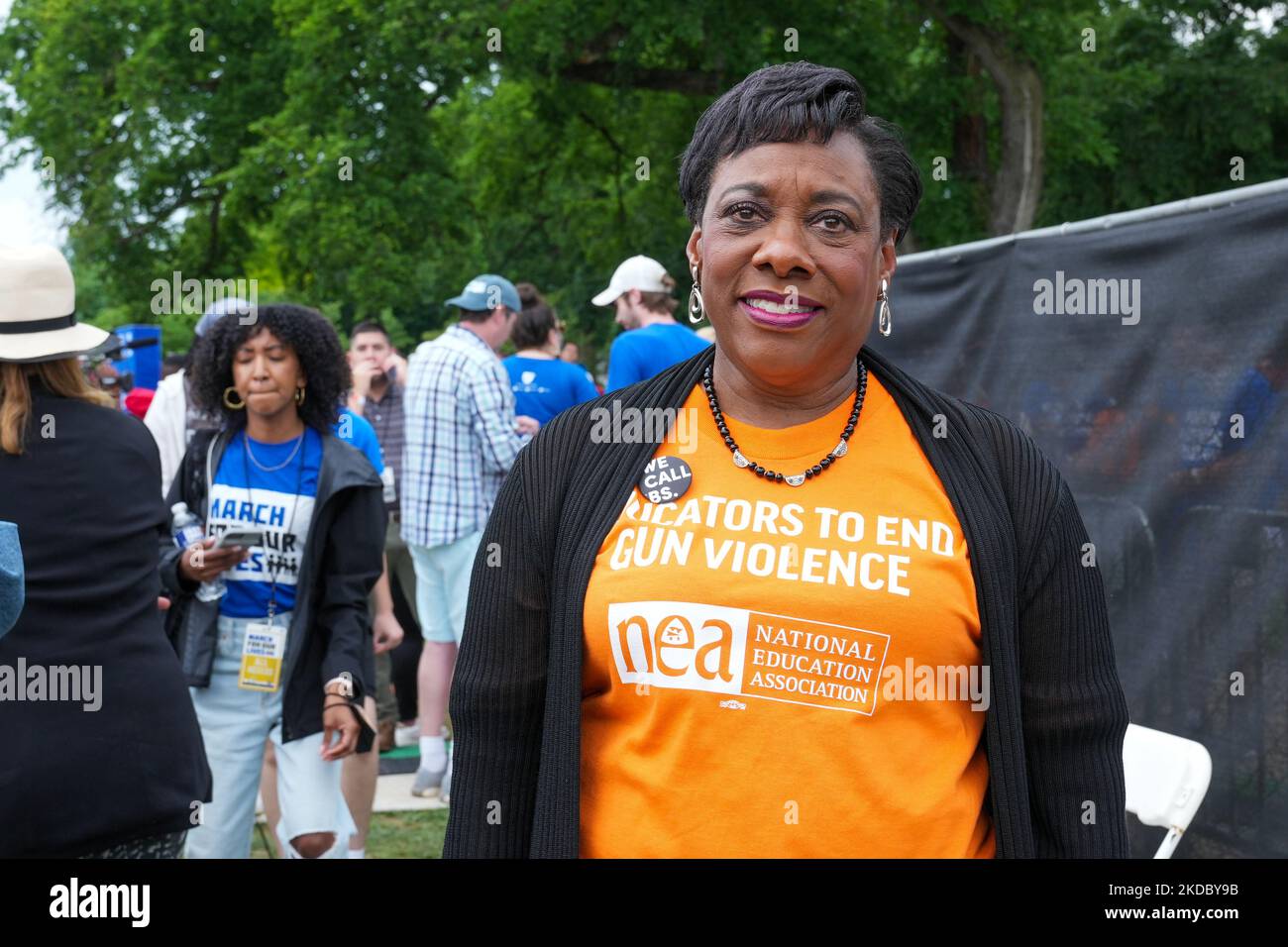 WASHINGTON, DC - 11. JUNI: Rebecca S. Pringle beim March for Our Lives 2022 am 11. Juni 2022 in Washington, DC. Becky Pringle ist derzeit Präsident der National Education Association und ein lebenslanger Pädagoge. Inmitten fortgesetzter Massenerschießungen an Schulen im ganzen Land setzt sich Becky für Waffenschutzgesetze ein, um Schüler und Lehrer vor Waffengewalt zu schützen. „Tausende von Menschen mit Regenschauern und T-Shirts strömten am Samstag nach Washington, um sich gegen die Epidemie der Waffengewalt in der Nation zu mobilisieren und den Kongress zu fordern, Schritte zu Unternehmen, um diese zu beenden. Sie versammelten sich an einem grauen Morgen Stockfoto