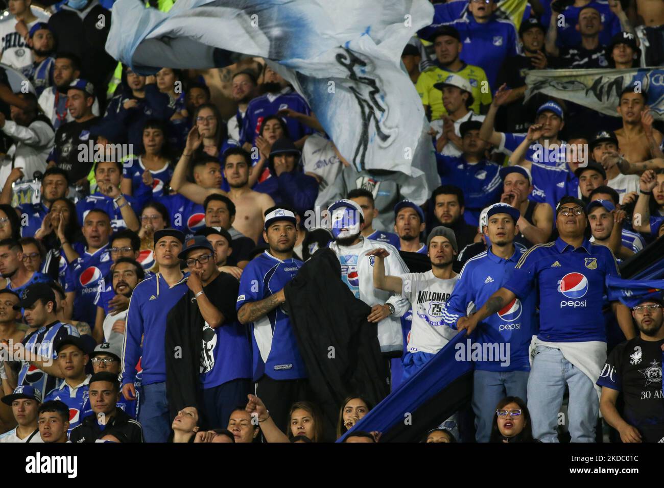 Millonarios Fans unterstützen ihr Team gegen Atletico Nacional während des Spiels am 4. Spieltag des viereckigen Halbfinals für die Liga BetPlay DIMAYOR I 2022, das am 11. Juni 2022 im Nemesio Camacho El Campin Stadion in der Stadt Bogota, Kolumbien, gespielt wurde. (Foto von Daniel Garzon Herazo/NurPhoto) Stockfoto