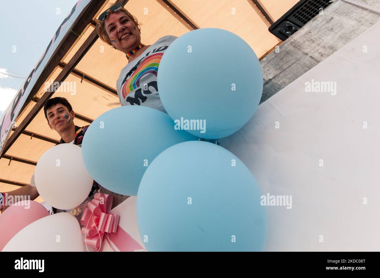 Mitglieder der LGBT-Gemeinschaft nehmen an der Parade „Frieden und Liebe“ zum Pride Day 2022 in Rom, Italien, am 11. Juni 2022 Teil. Der Pride-Monat wird jährlich im Juni in der ganzen Welt gefeiert, um dem Stonewall-Aufstand von 1969 zu gedenken, um das Bewusstsein zu schärfen und die Gleichberechtigung der sexuellen Vielfalt für Lesben, Schwule, Bisexuelle, Transgender und Queer (LGBTQ) am 11. Juni 2022 in Rom zu fördern (Foto: Andrea Ronchini/NurPhoto) Stockfoto